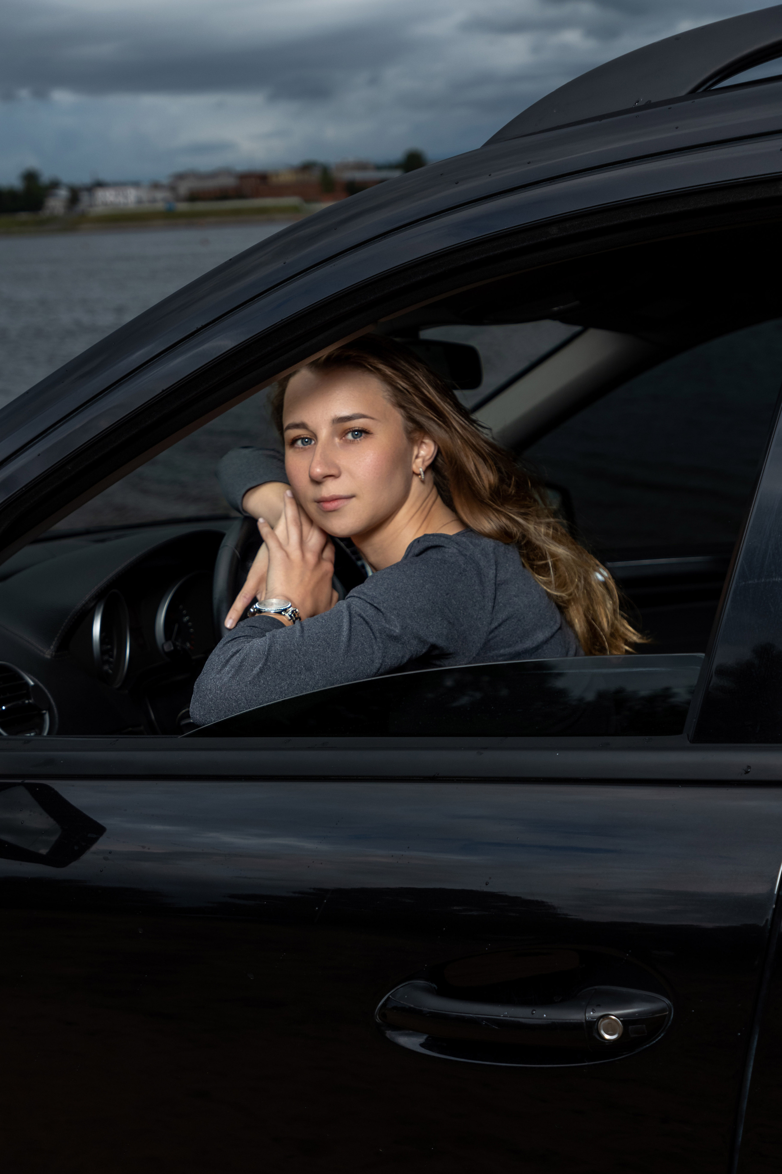 Фотосессия с автомобилем для прекрасной девушки на берегу Волги. Коммерческий фотограф Андрей Тремасов