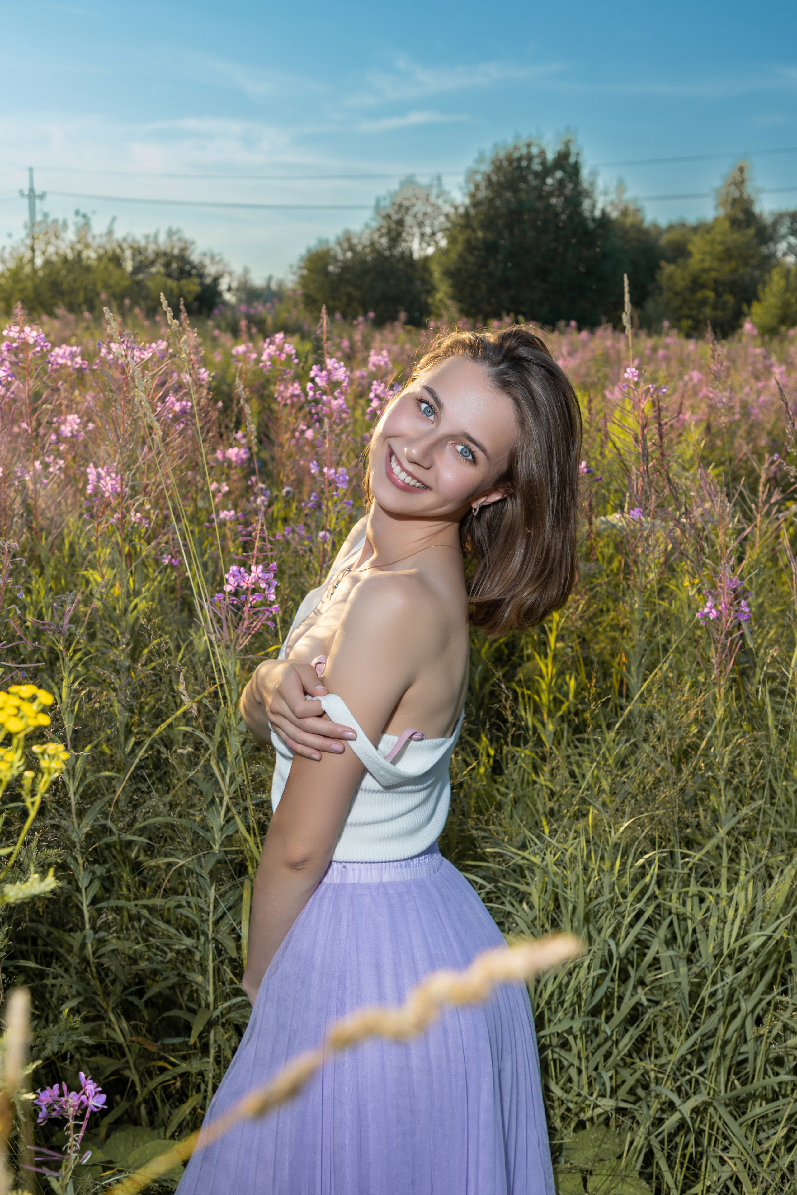 Съёмка девушки в цветущем поле. Коммерческий фотограф Андрей Тремасов