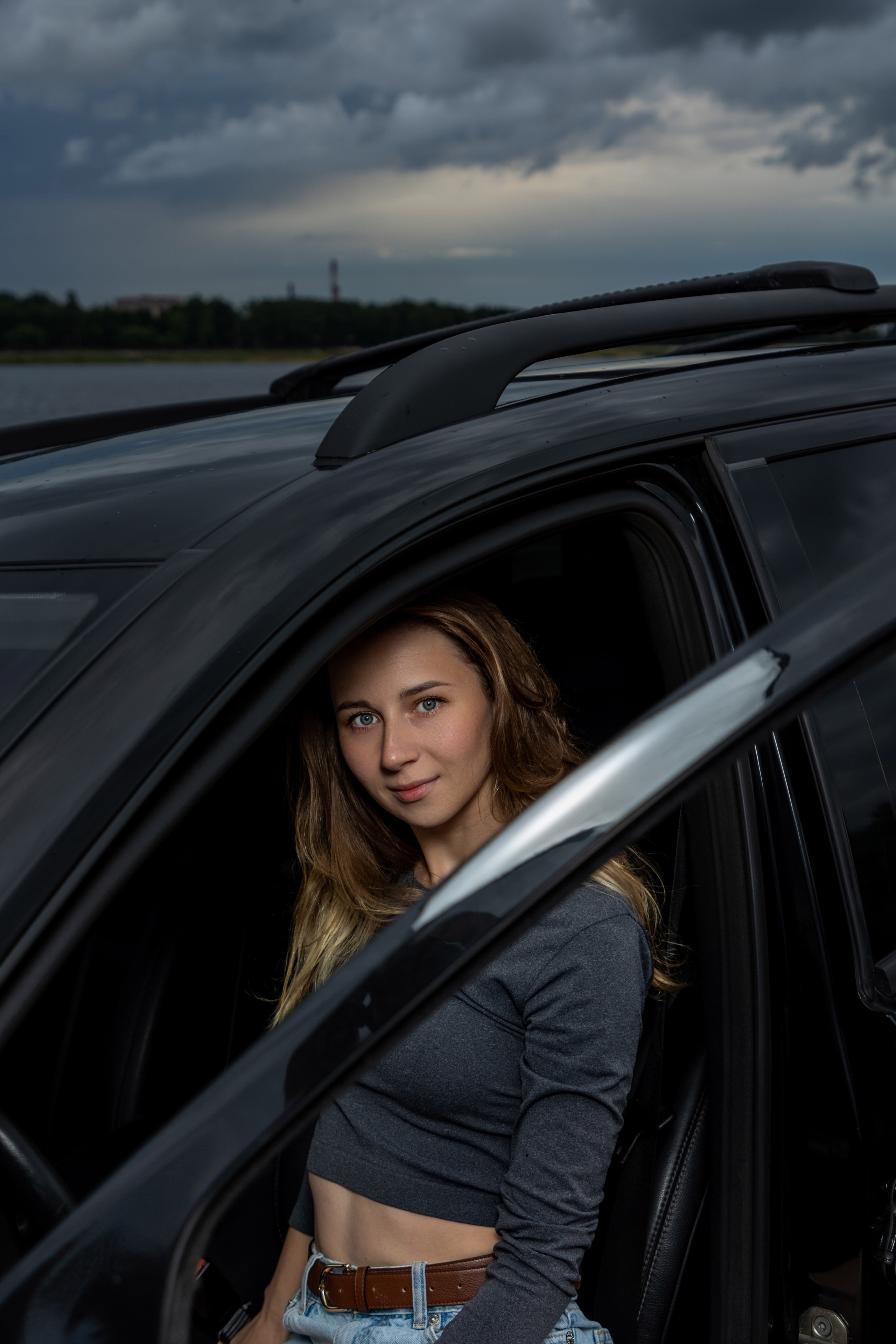 Фотосессия с автомобилем для прекрасной девушки на берегу Волги. Коммерческий фотограф Андрей Тремасов