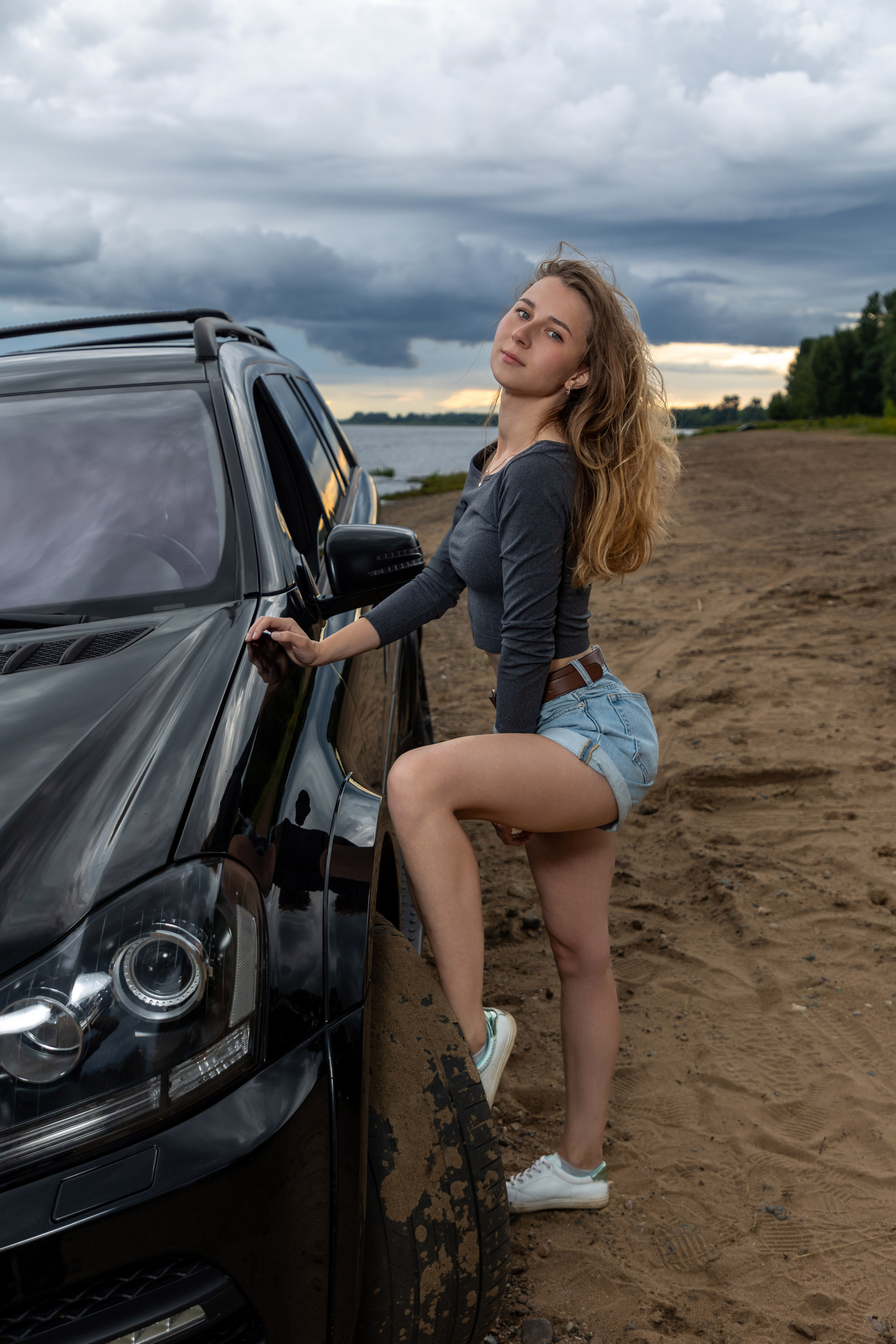 Фотосессия с автомобилем для прекрасной девушки на берегу Волги. Коммерческий фотограф Андрей Тремасов