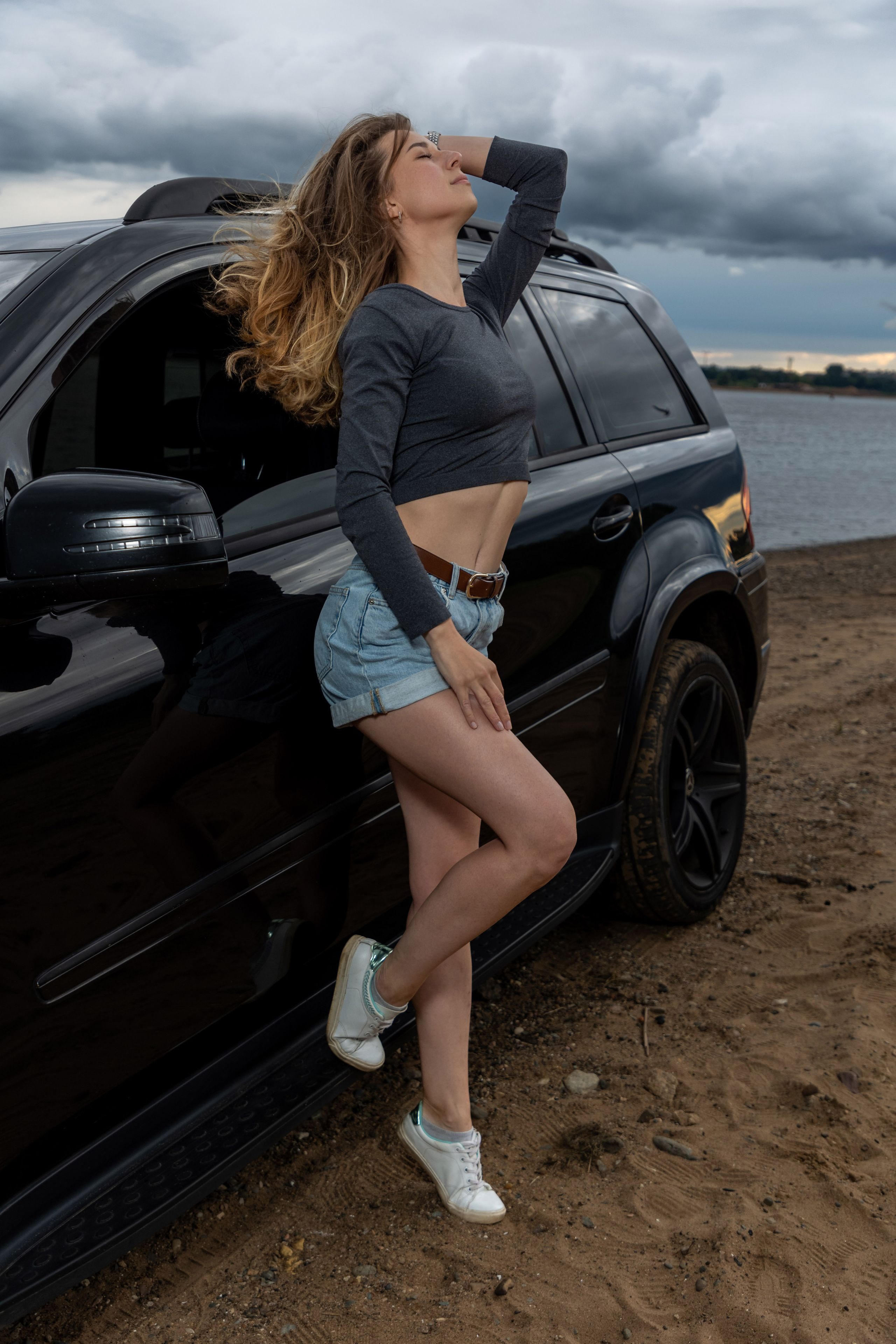 Фотосессия с автомобилем для прекрасной девушки на берегу Волги. Коммерческий фотограф Андрей Тремасов