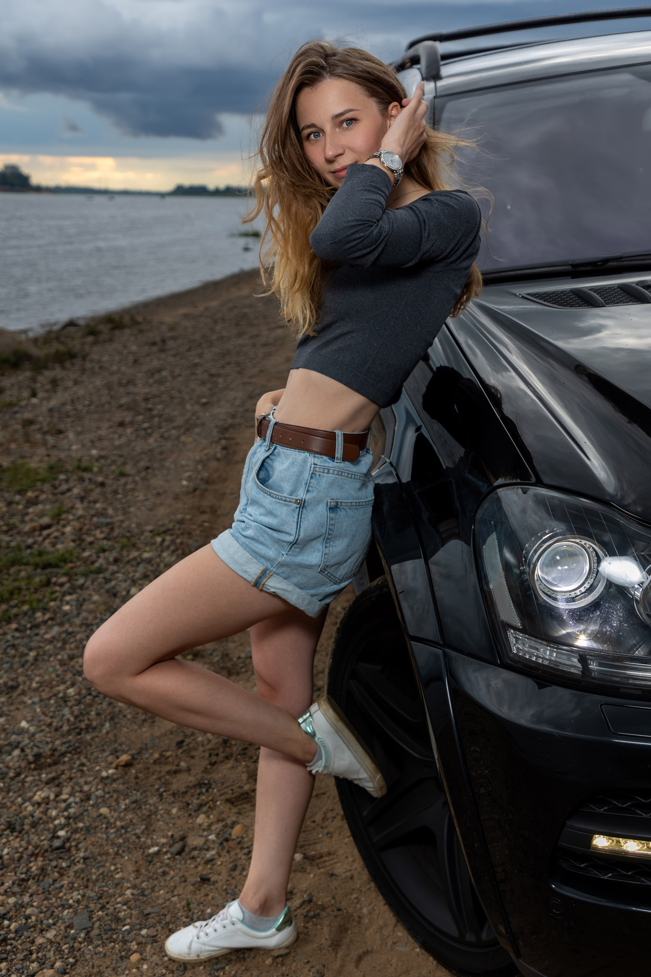 Фотосессия с автомобилем для прекрасной девушки на берегу Волги. Коммерческий фотограф Андрей Тремасов