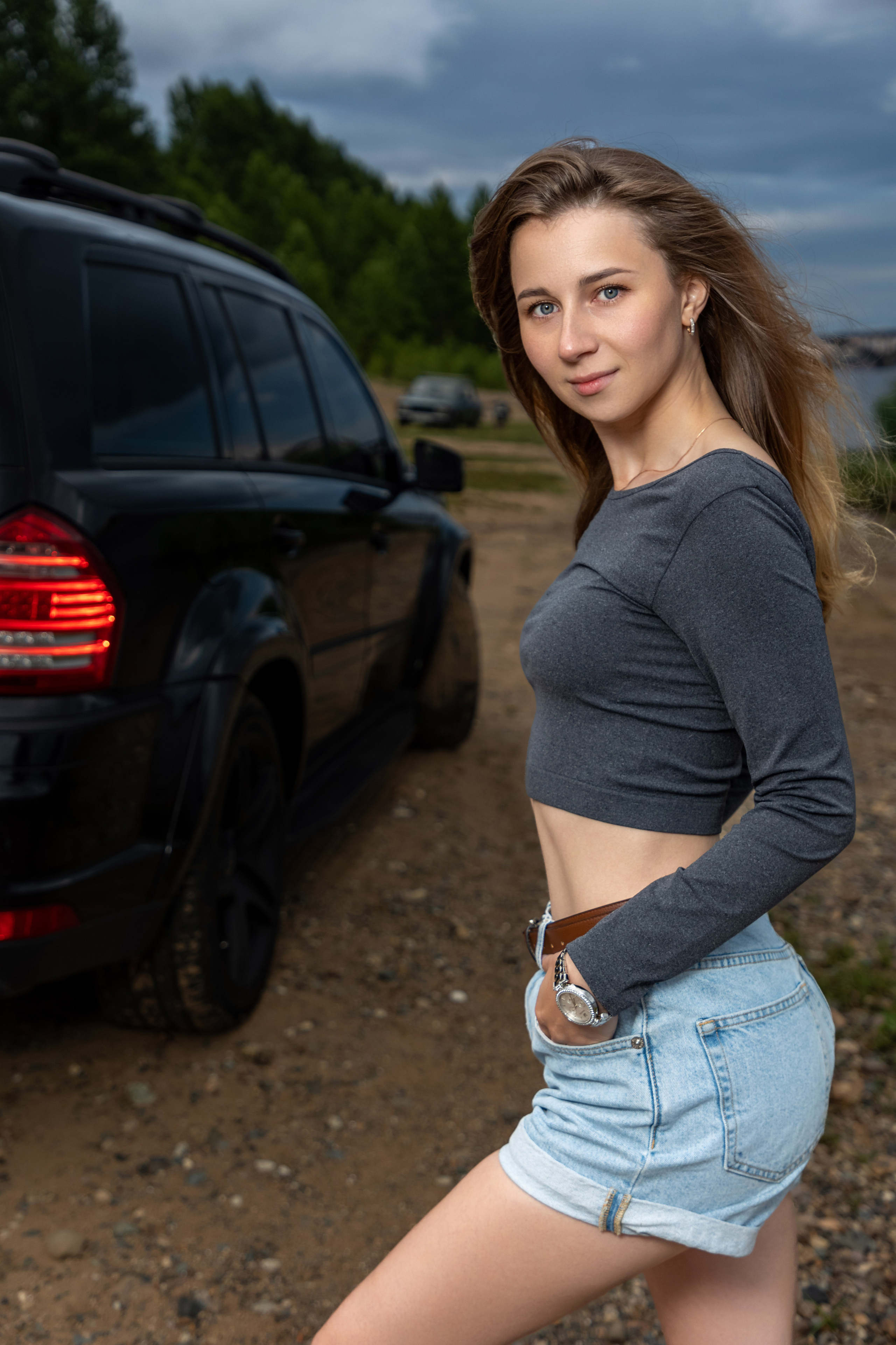 Фотосессия с автомобилем для прекрасной девушки на берегу Волги. Коммерческий фотограф Андрей Тремасов