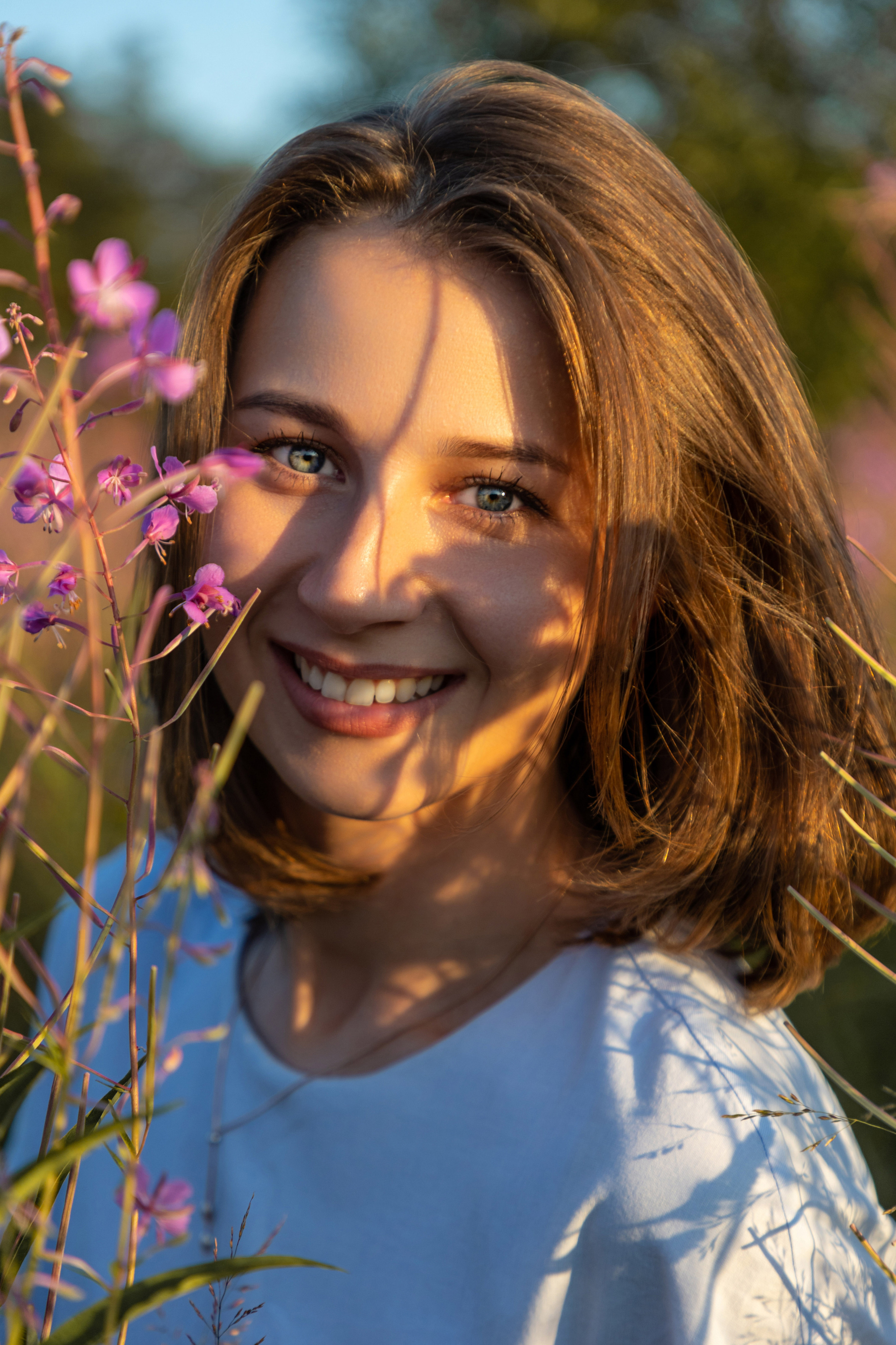 Съёмка девушки в цветущем поле. Коммерческий фотограф Андрей Тремасов