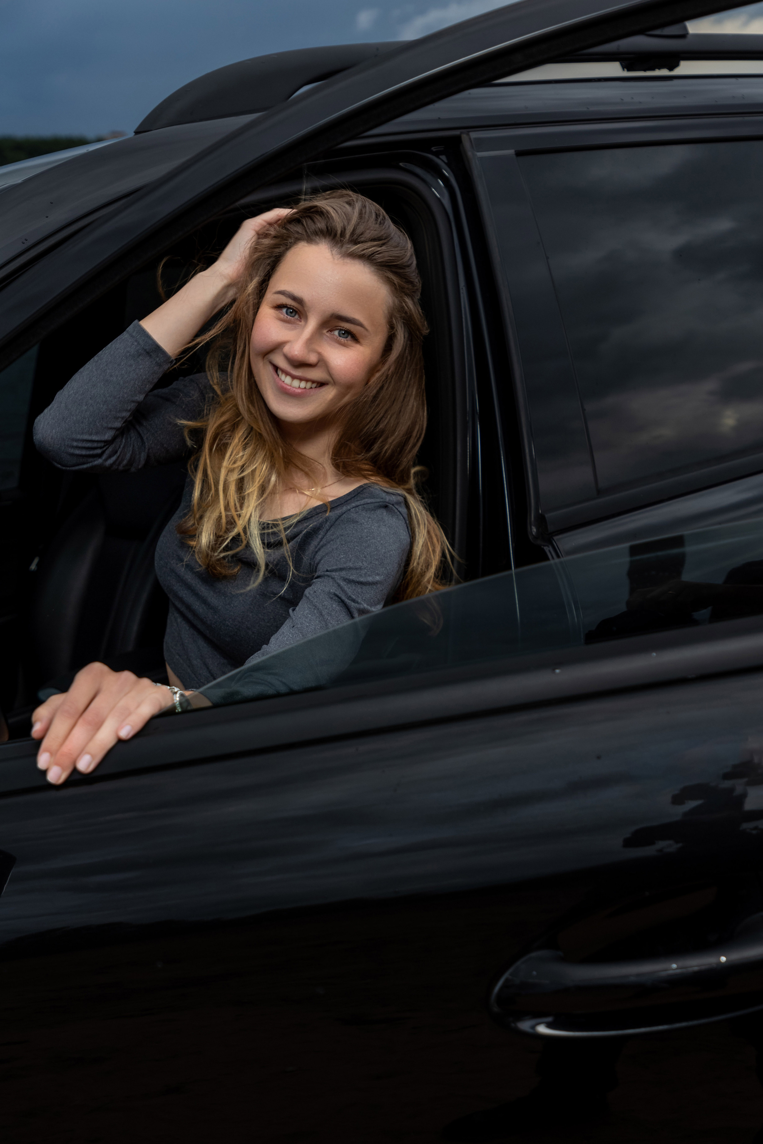 Фотосессия с автомобилем для прекрасной девушки на берегу Волги. Коммерческий фотограф Андрей Тремасов