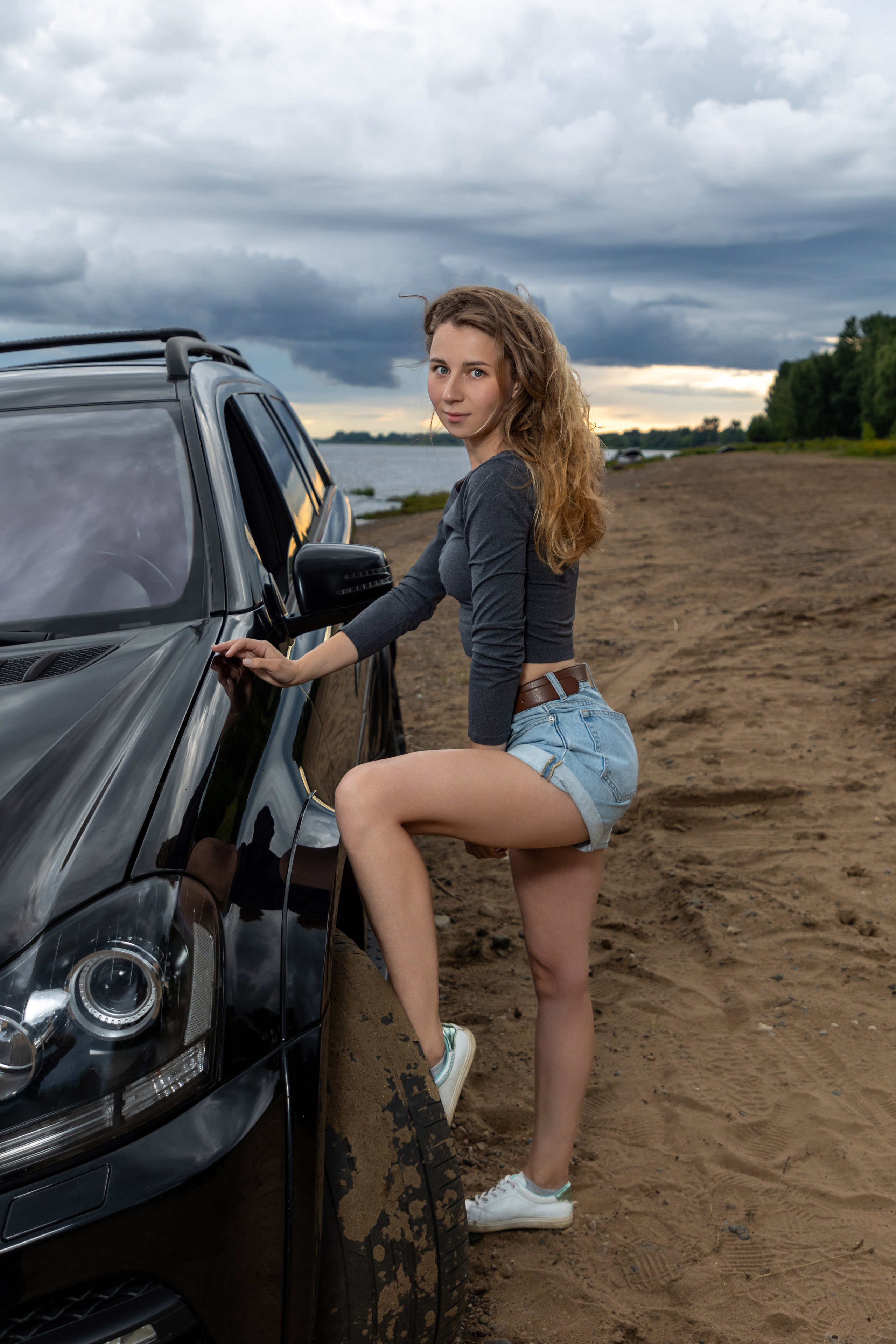 Фотосессия с автомобилем для прекрасной девушки на берегу Волги. Коммерческий фотограф Андрей Тремасов