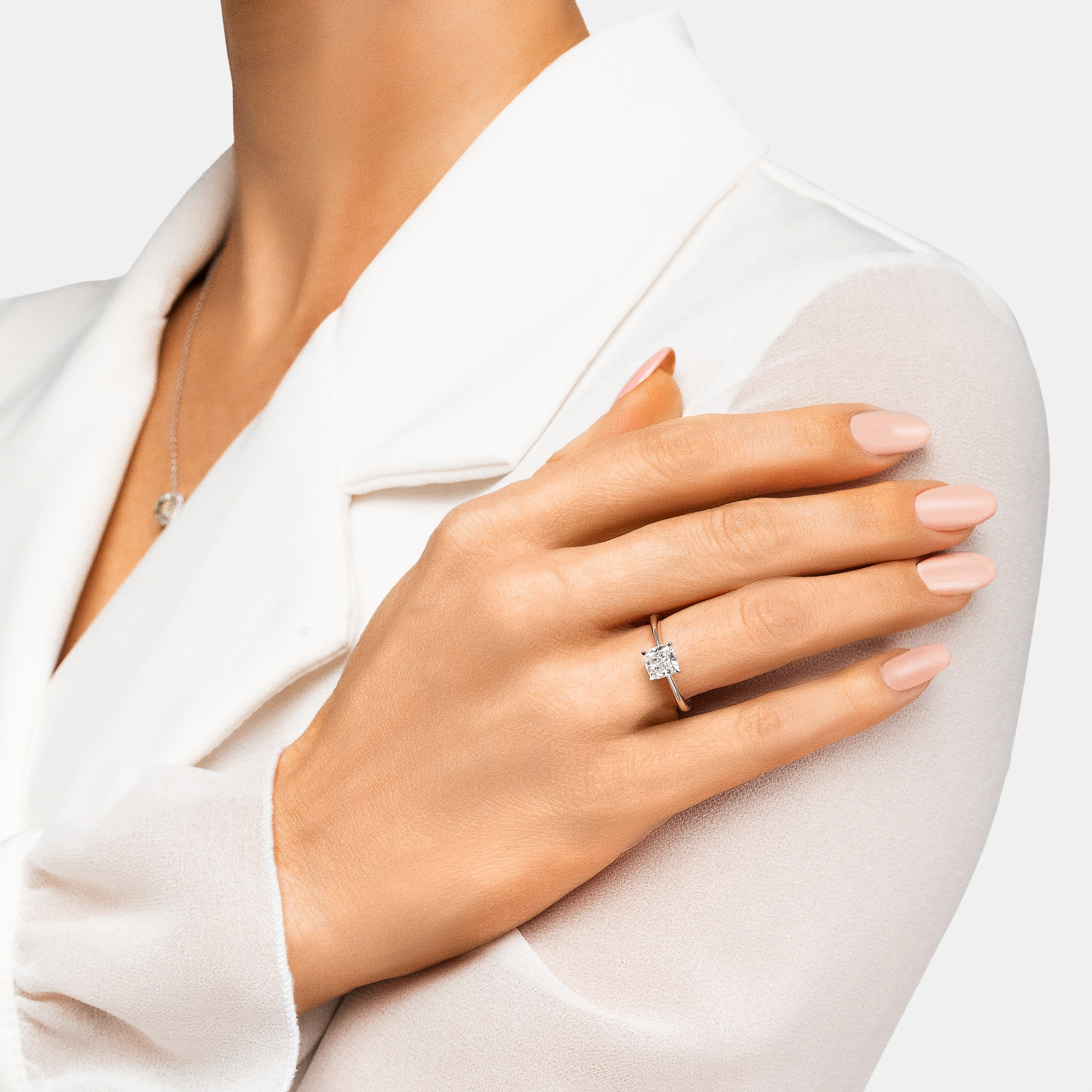 Профессиональный фотограф украшений в Санкт-Петербурге. Студийная фотосессия. Ювелирный фотограф Сергей Пушкин. Рекламный фотограф, спб. Фото для маркетплейсов. Фотограф не дорого. Фото на моделях для продажи в интернете и полиграфии. Фотограф на маркетплейс. Фото для каталога и полиграфии. Фото на белом фоне. Фотосессия в студии в спб. Фотосессия юкрашений и бижутерии. Фотограф в студии в спб для украшений. 