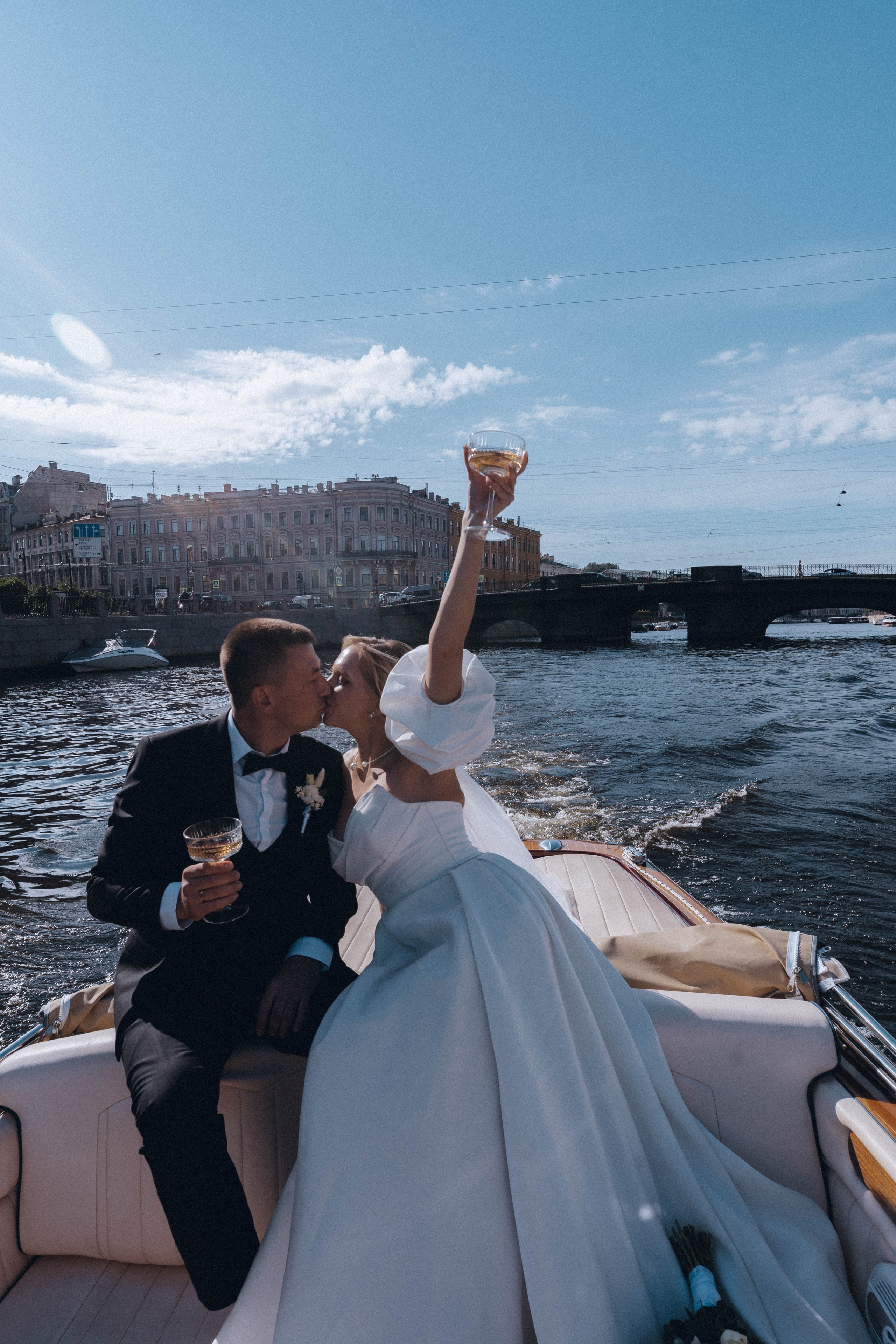 СВАДЕНБНАЯ СЬЕМКА НА КАТЕРЕ ПО КАНАЛАМ САНКТ-ПЕТЕРБУРГА И В АКВАТОРИИ НЕВЫ. Профессиональный фотограф, Санкт-Петербург — Виктория Богомолова