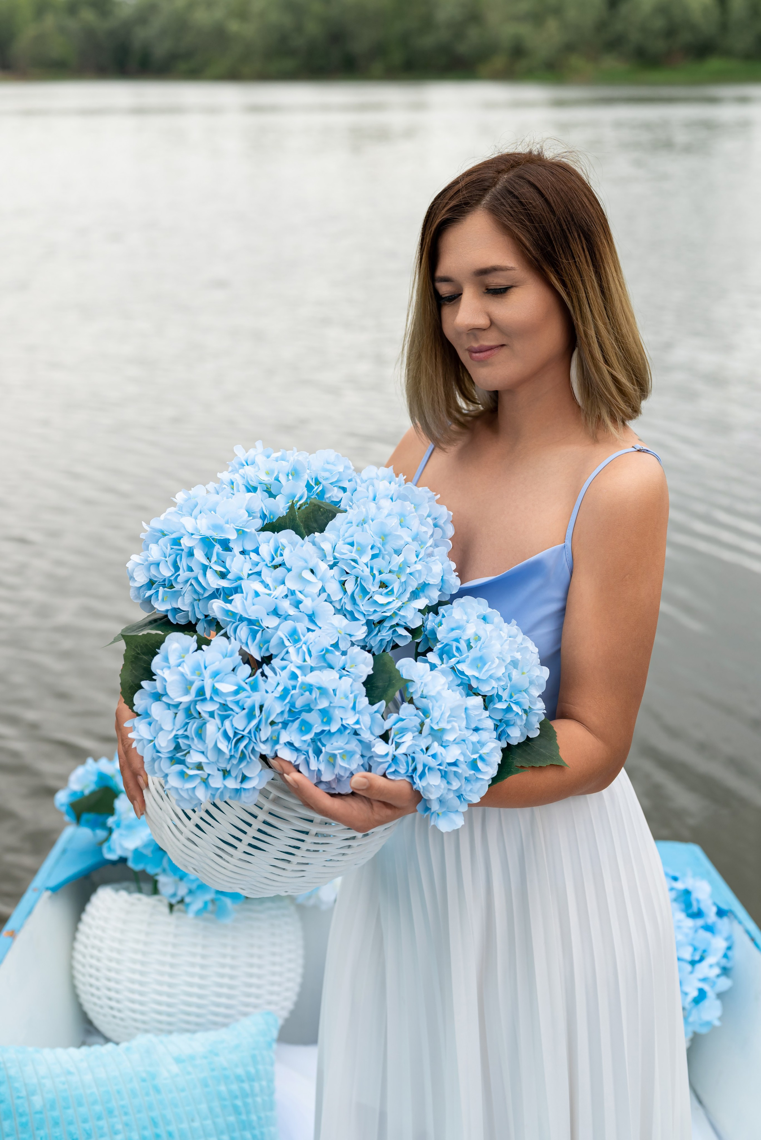 Фотопроект на лодке с голубыми гортензиями. Фотограф в городе Салават