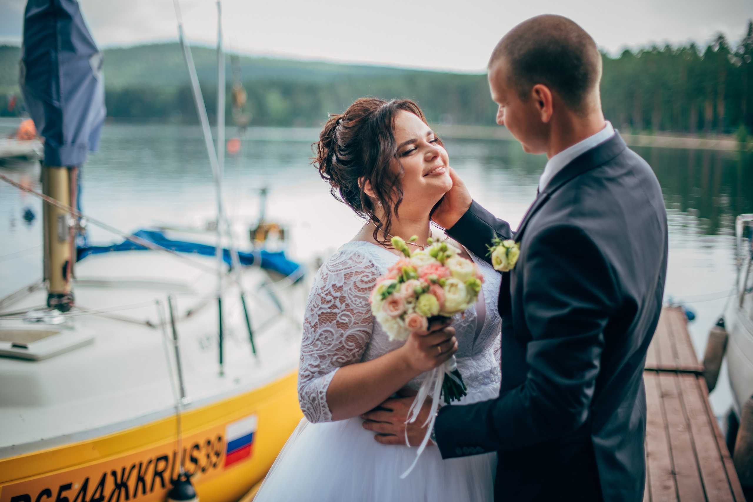 пара у яхт на свадьбе