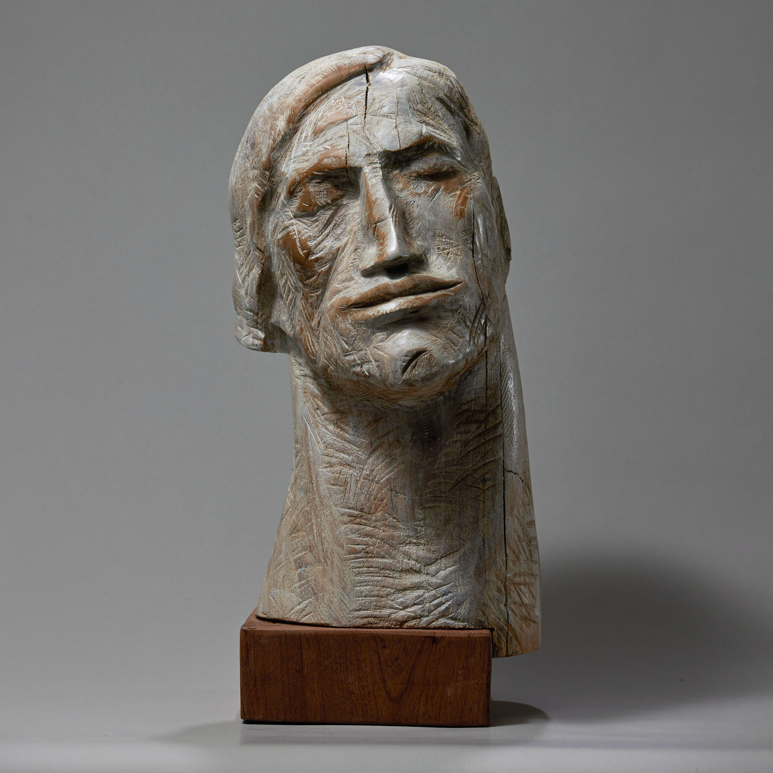 Бюст головы исторического лица из дерева.