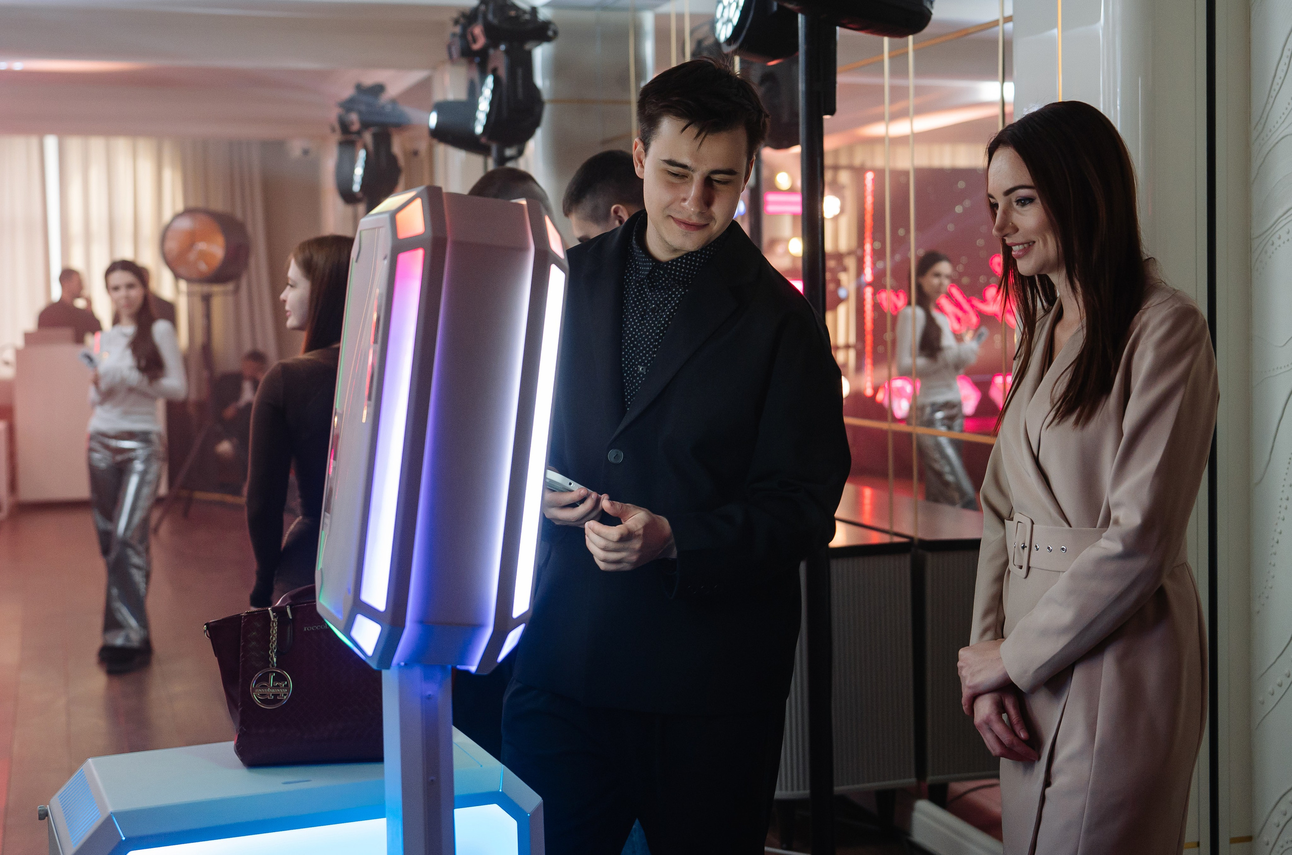 Фото-видео стойка Миксап (фотобудка нового поколения). Инсталаб Краснодар фото и видео интерактивы на ваше мероприятие