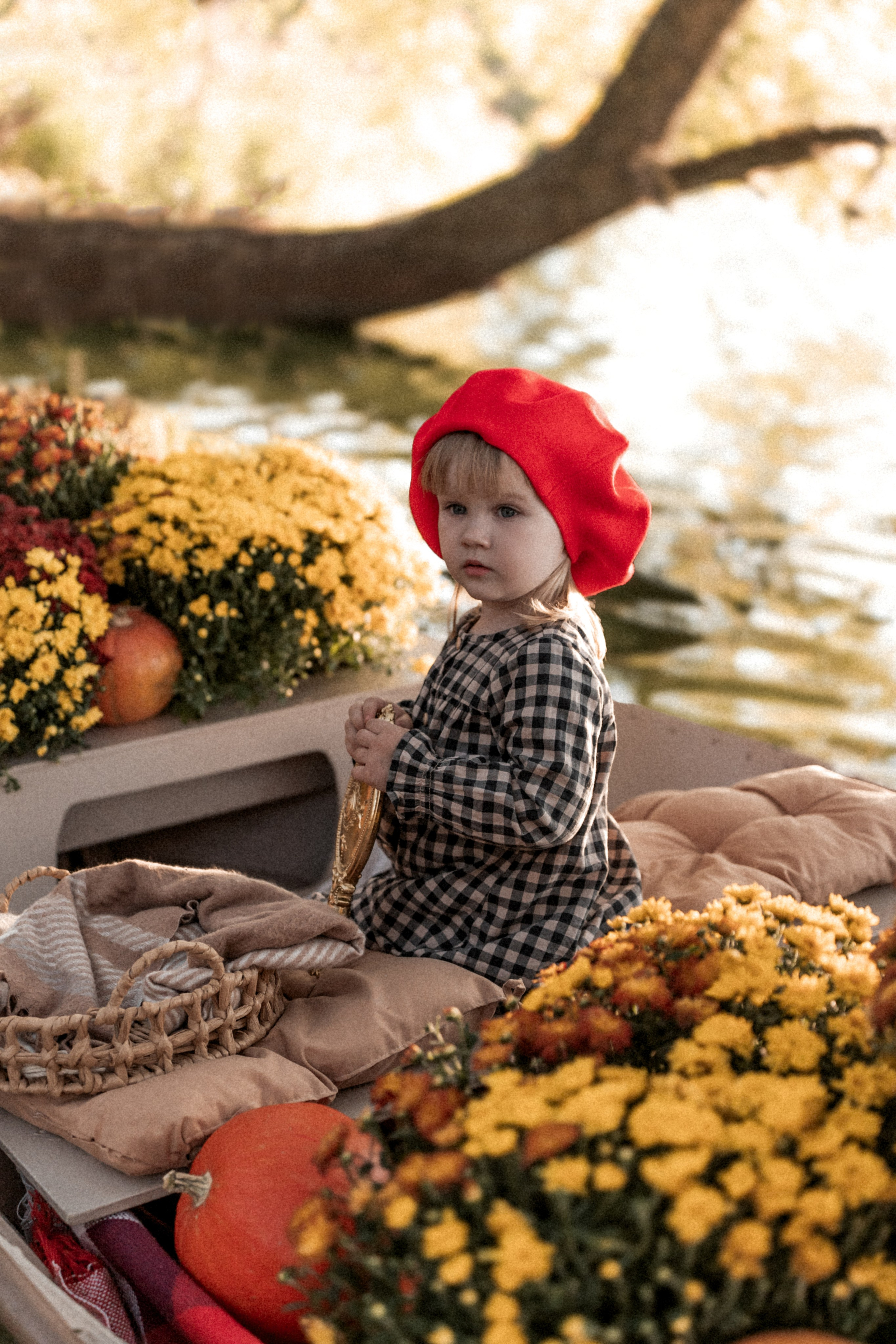 Хризантемовое плаванье маленькой мечтательницы. Ваш семейный фотограф в Минске — Вика Трегубова