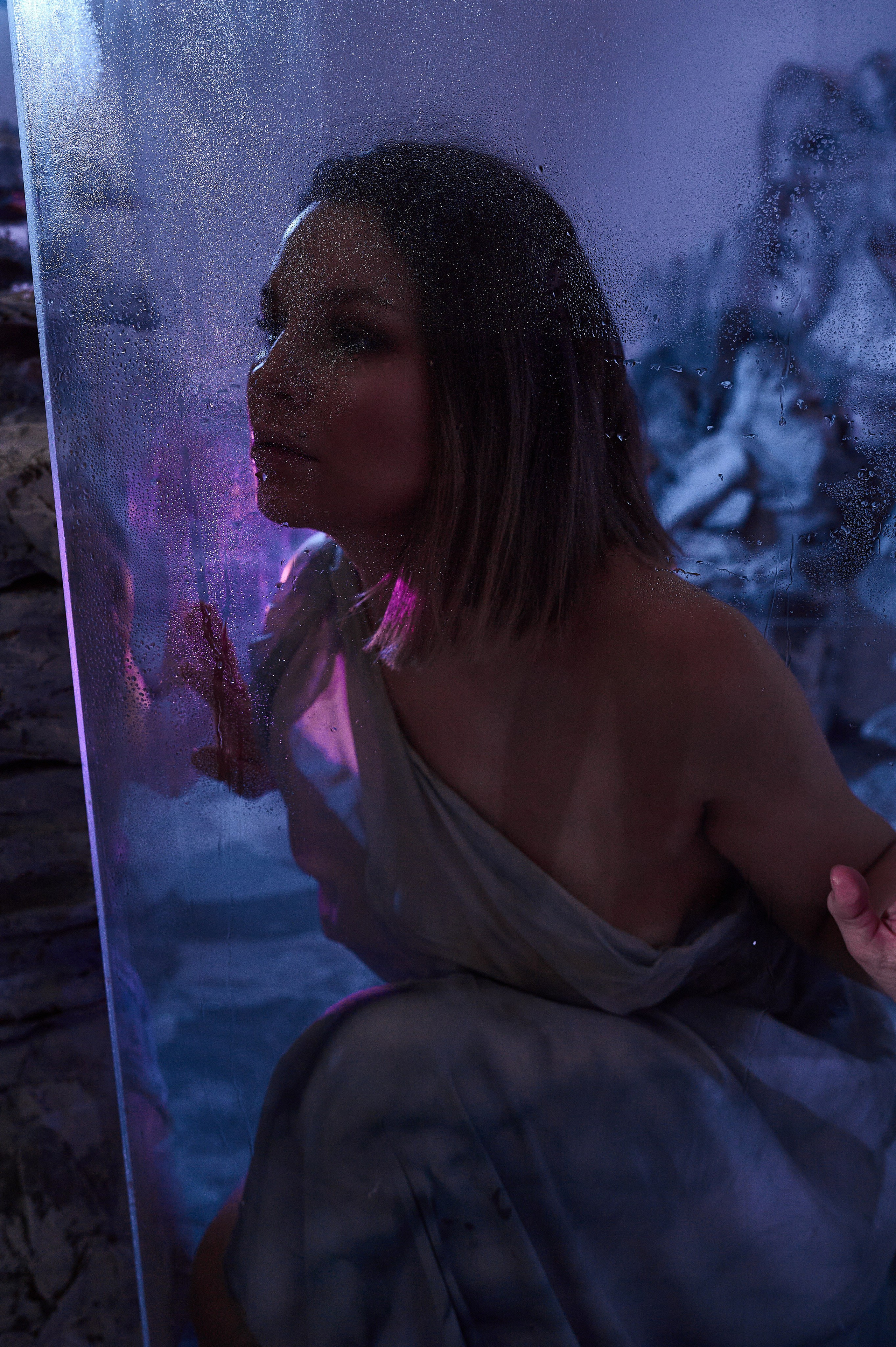 Фотосессия Ксении в декорациях «Лед» со стеклянным кубом