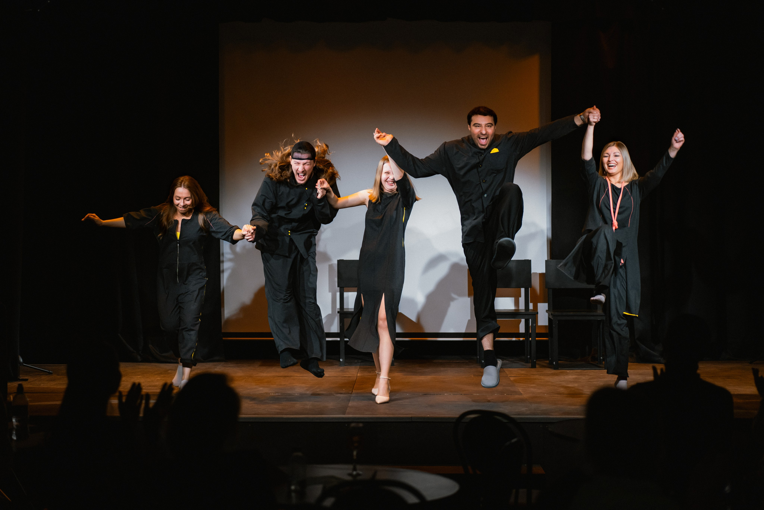 Репортаж иммерсивного спектакля «БЕС ЦЕНЫ». Репортажный фотограф в Санкт-Петербурге Никита Лу