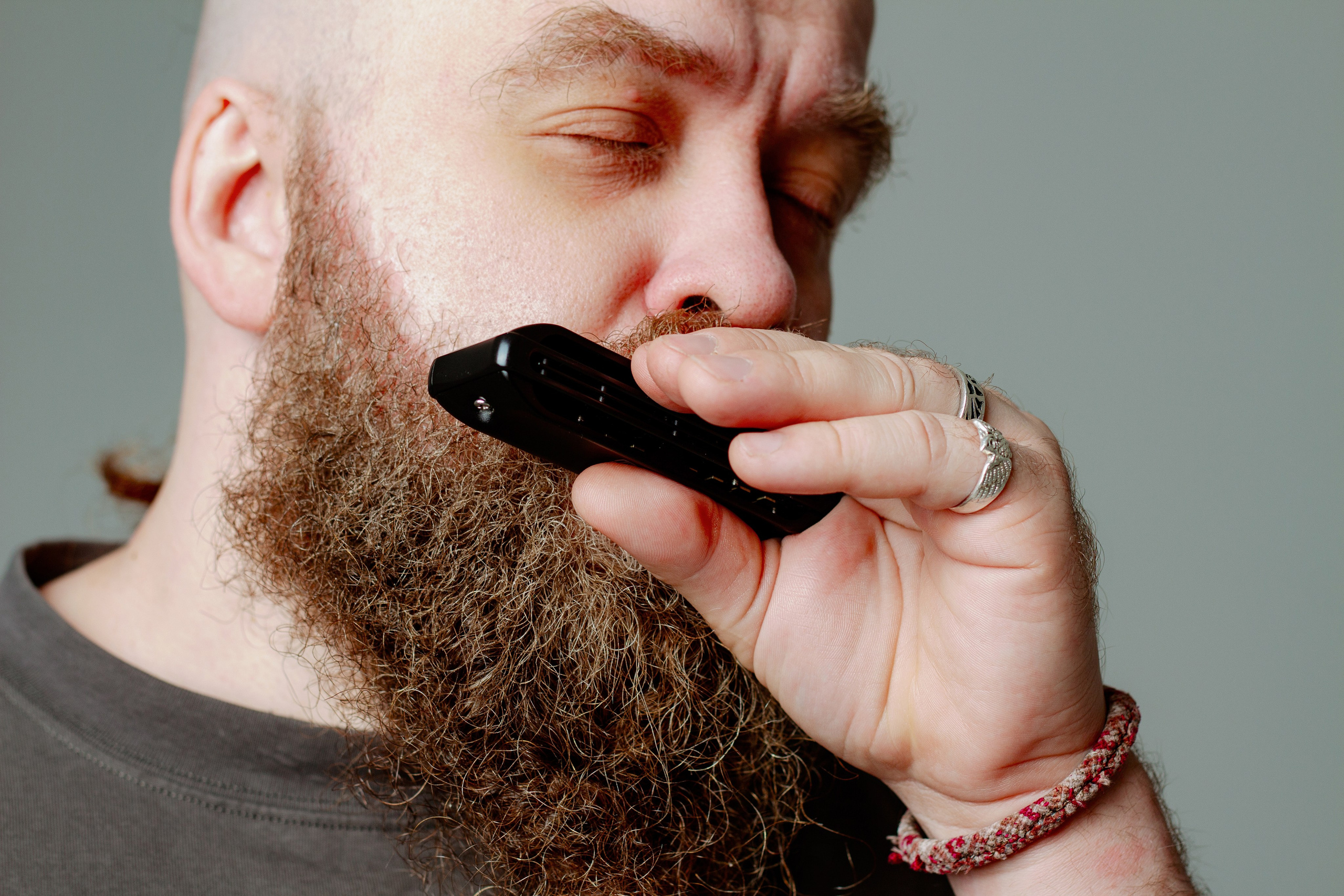 Борис Плотников. Губная гармоника. Мужской портрет, фотосессия для музыканта. Фотограф в Екатеринбурге Пойгина Елена