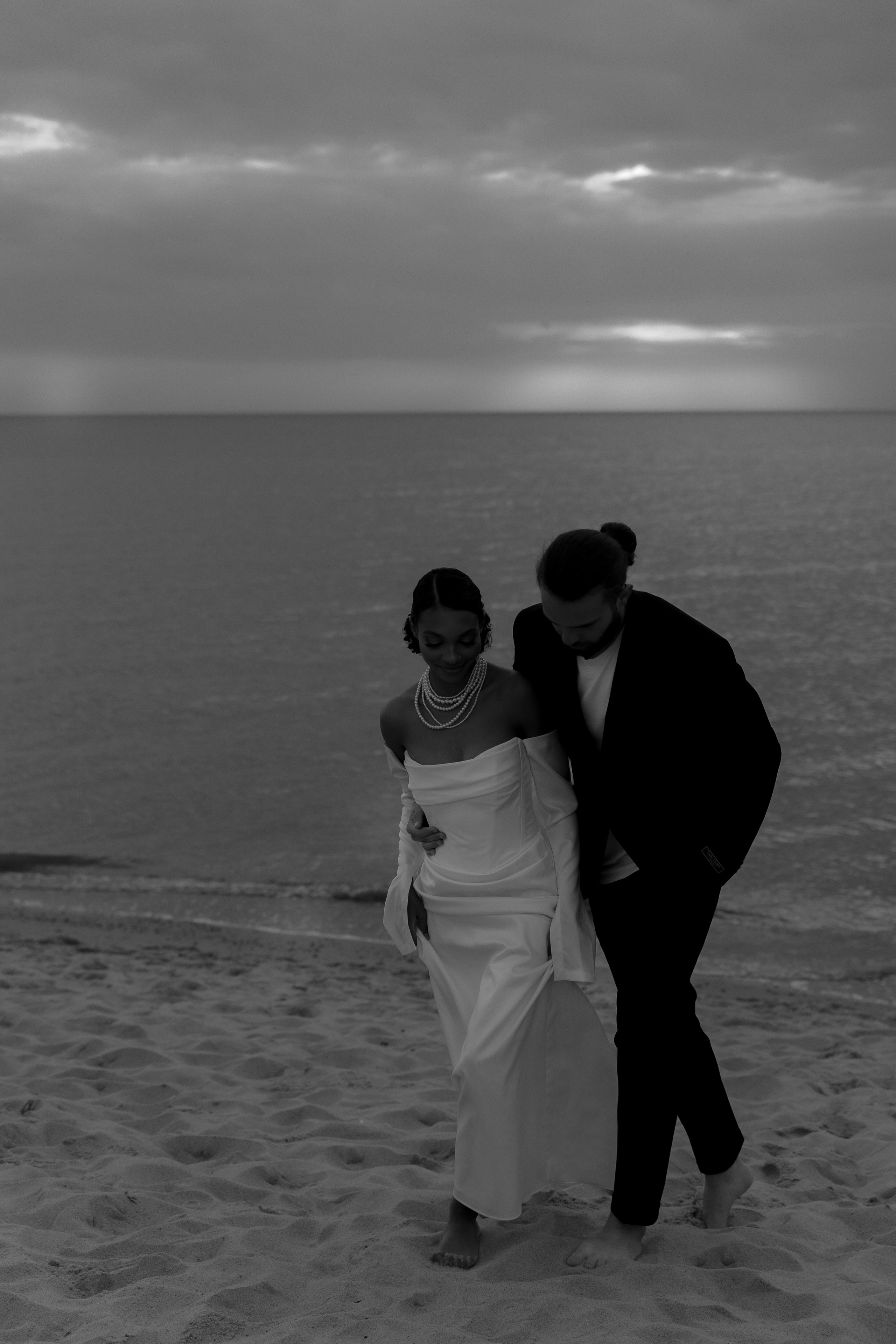 Выездная регистрация на море с белыми розами. Свадебный фотограф Калининград