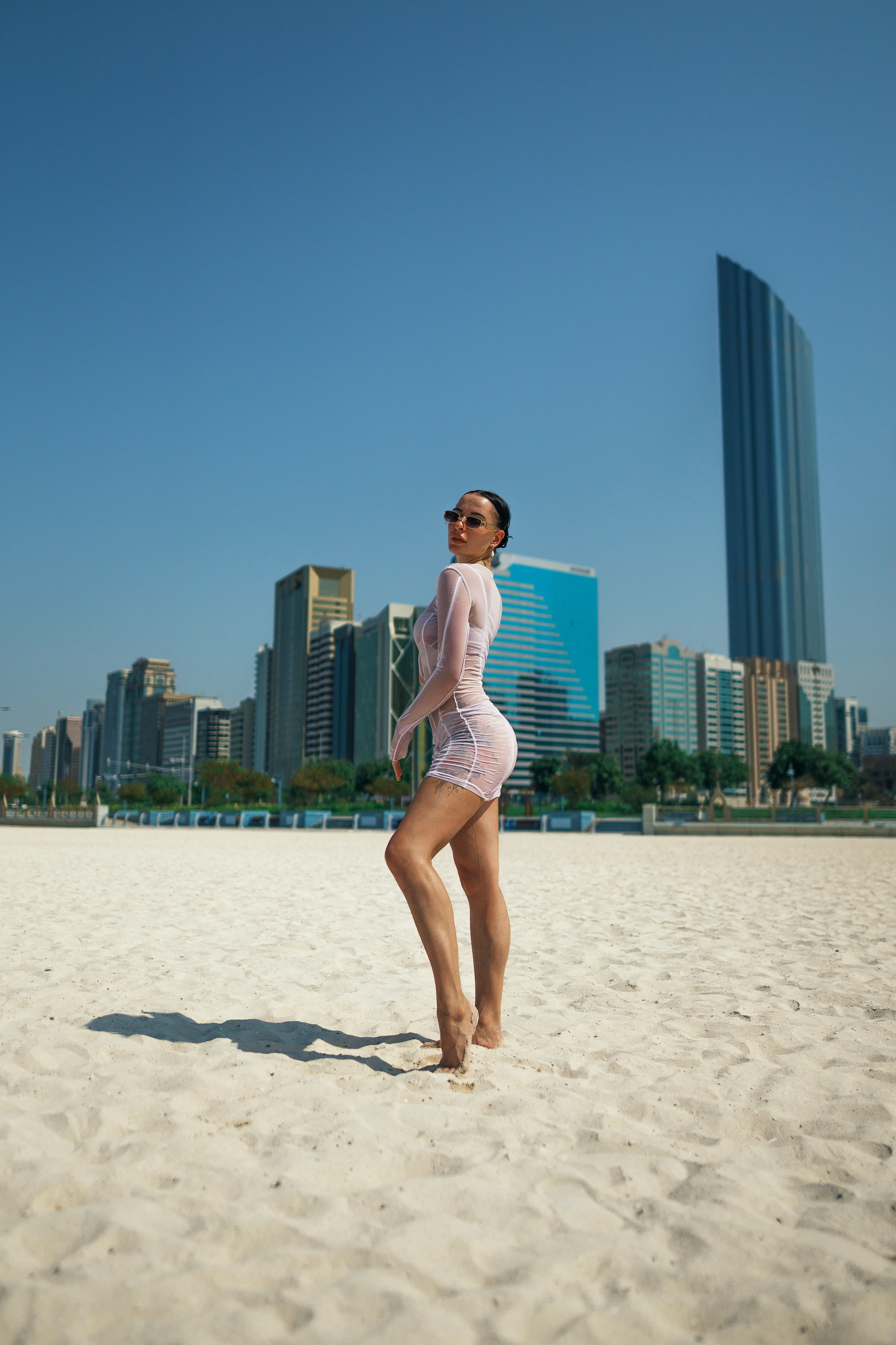 Девушка на песочном пляже 