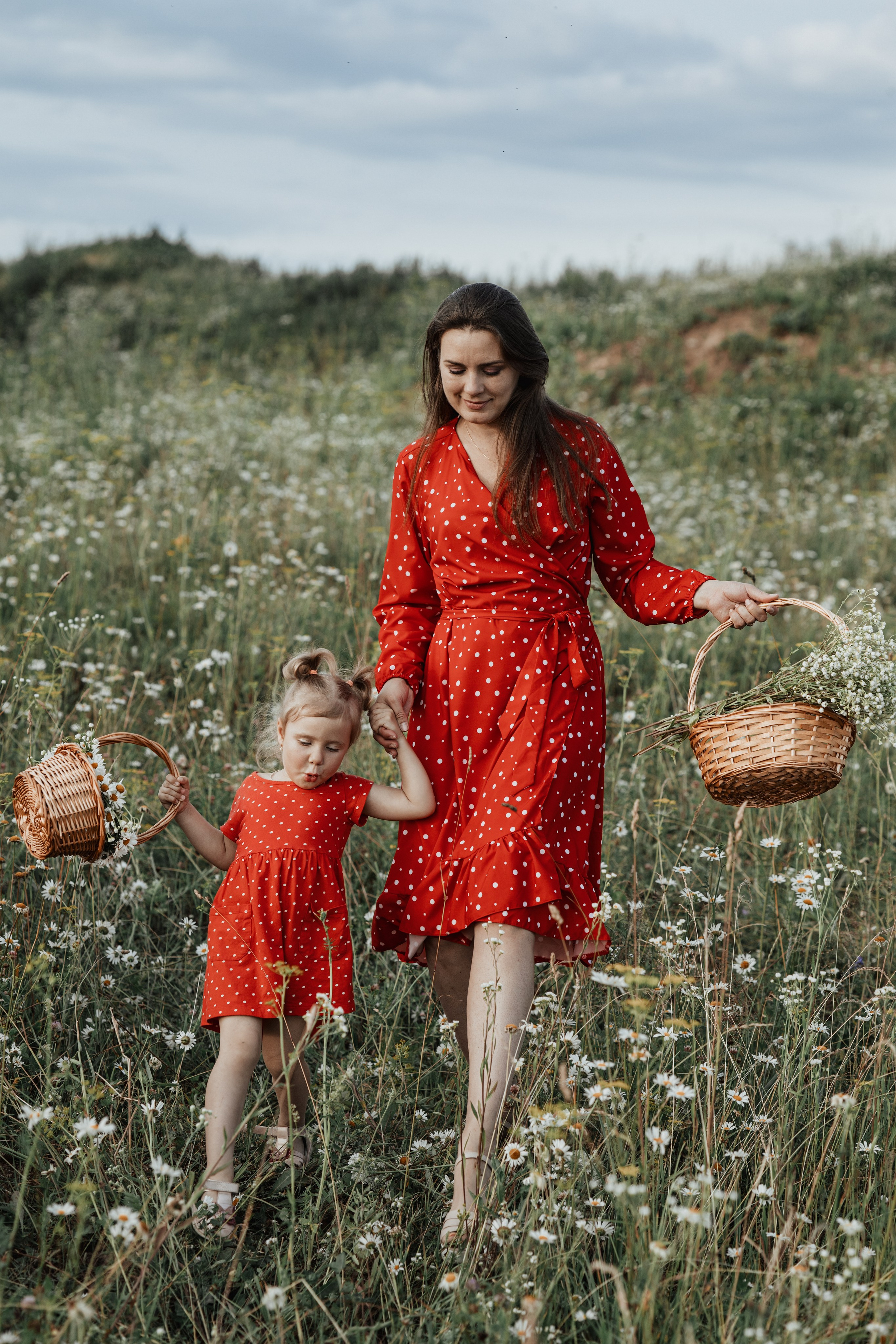 Мама и дочка в ромашковом поле. Фотограф в Москве Мухина Ирина