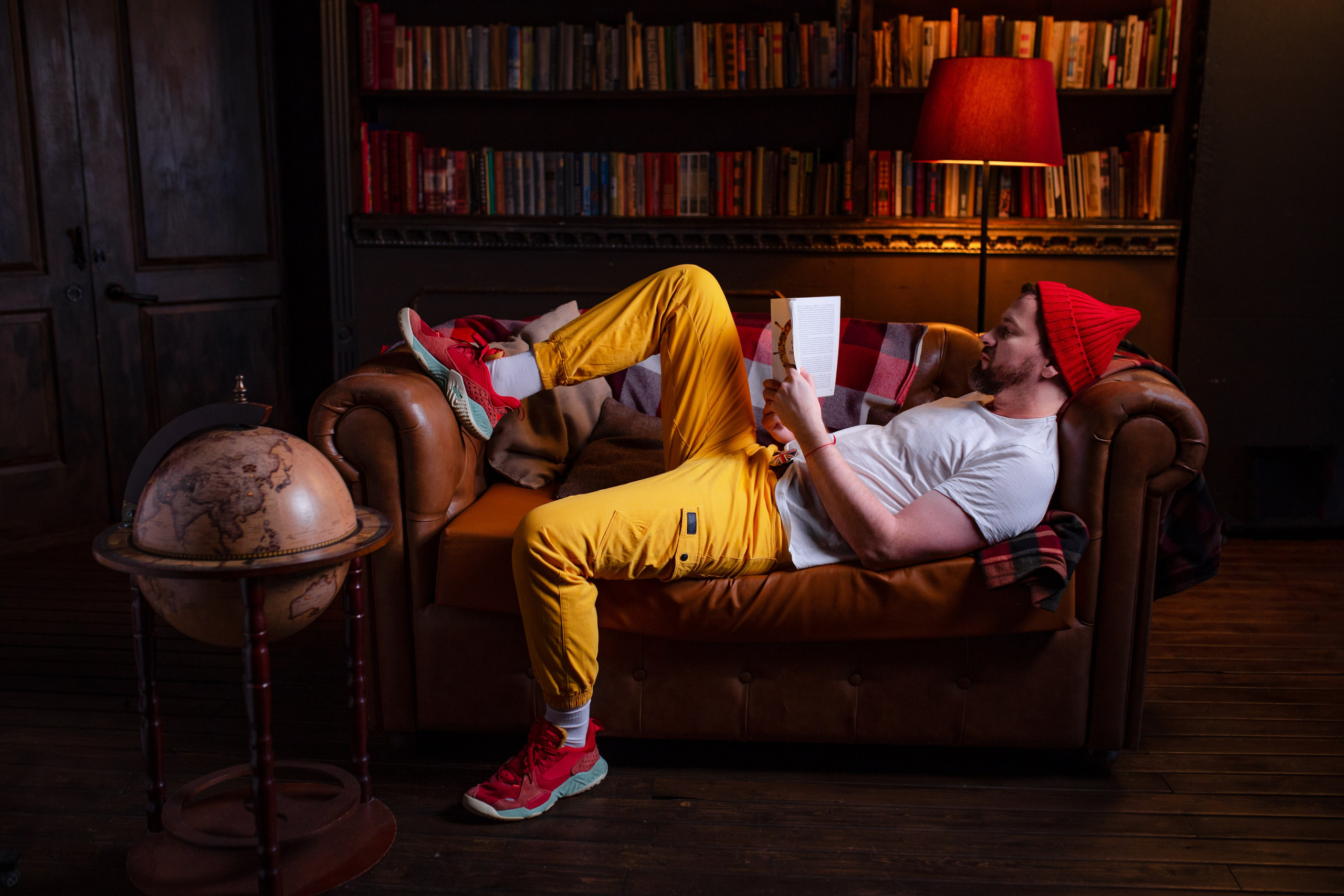 Парень в шапке бини читает.