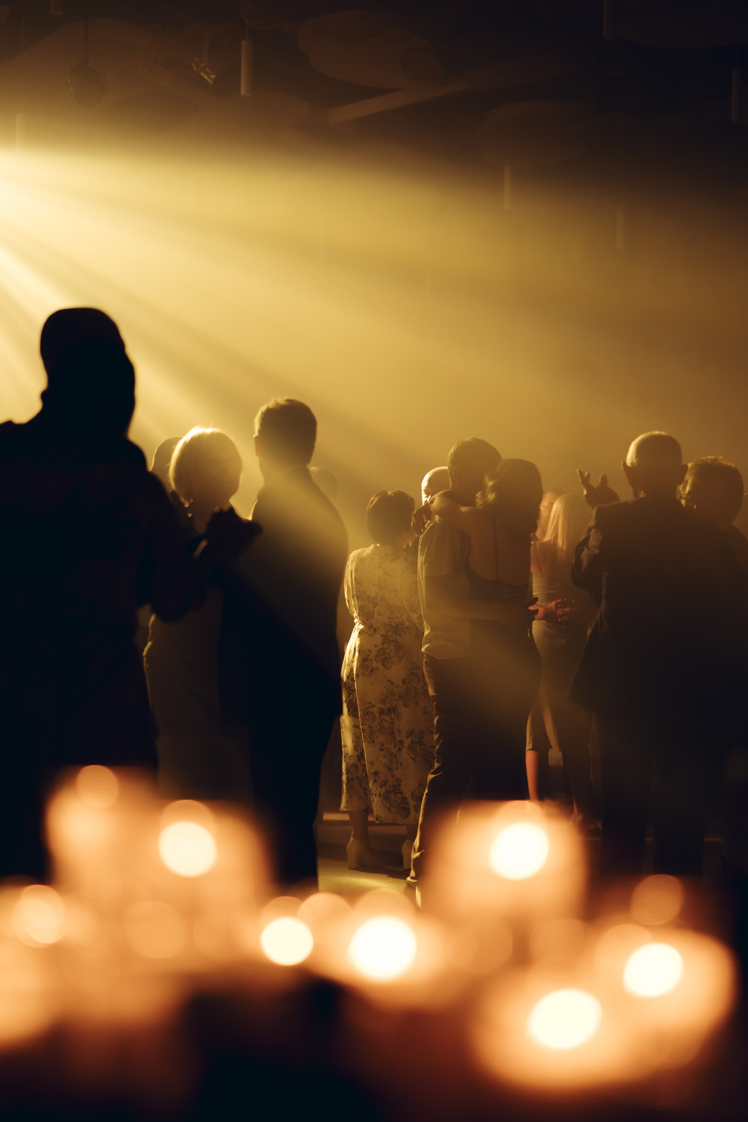 Таня и Тимур, утренние сборы в квартире и свадебный ужин. Фотограф любви в городе Казань