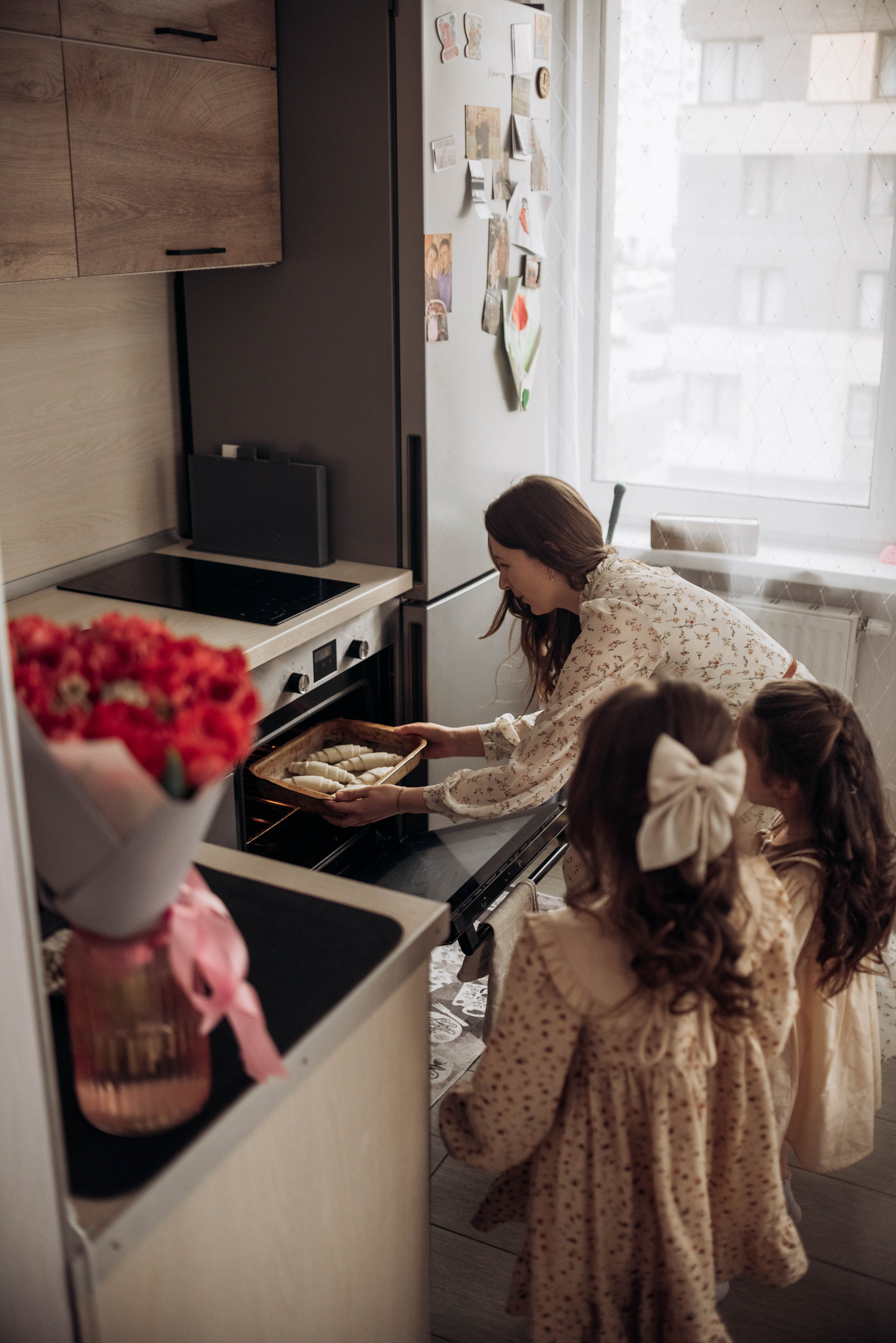 Домашняя фотосессия для мамы и дочек, с цветами, весной, к 8 марта. Семейный фотограф в Железнодорожном Масаева Елена