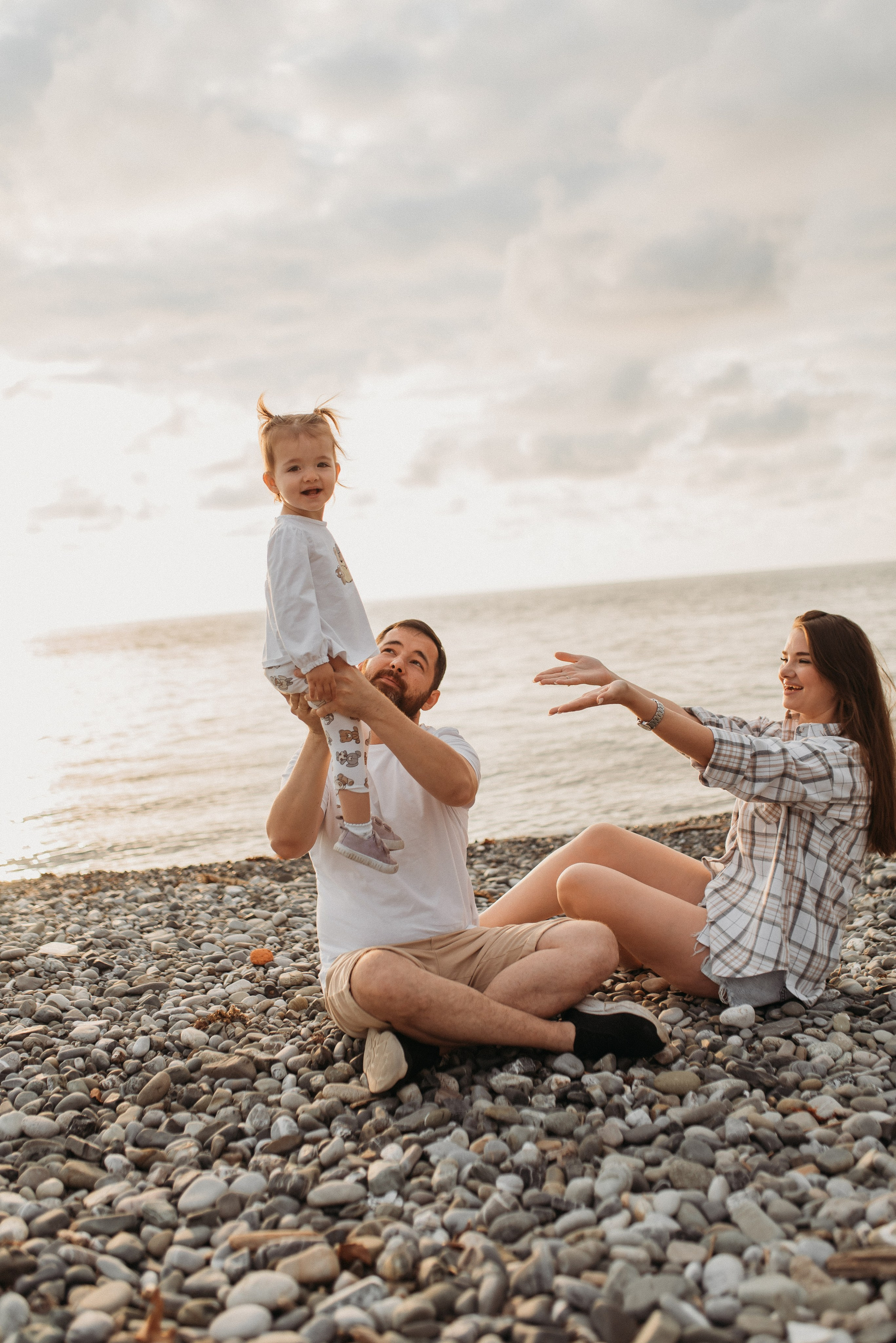 Семейная фотосессия на море на пляже в Сочи и Сириусе. Фотограф в Сочи — Маргарита Поганова