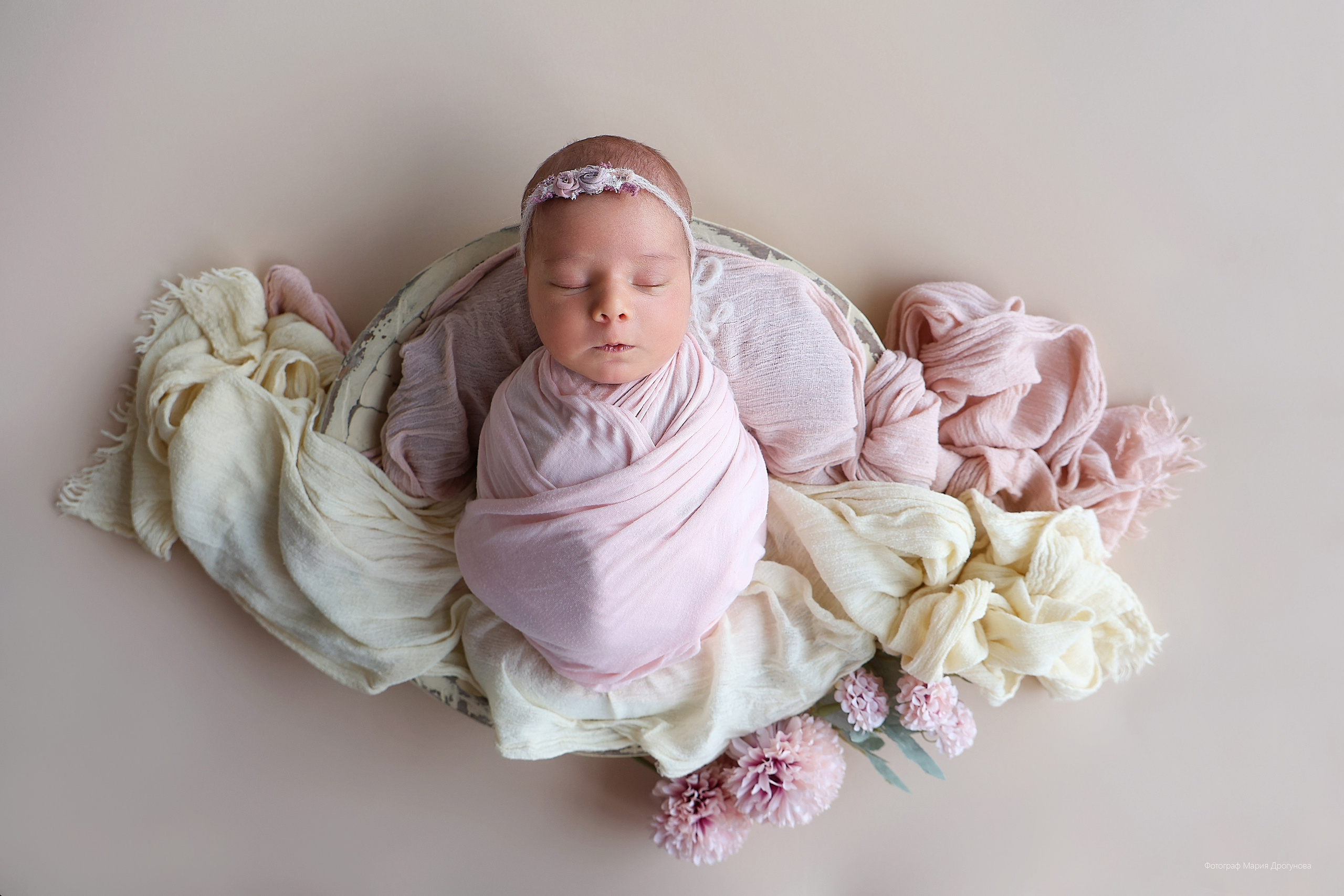 Съемка в стиле ньюборн с мамой. Фотосъемка выписки из роддома в Москве, заказать фотографа на выписку ньюборн съемка в роддоме newborn фотограф в Юдино