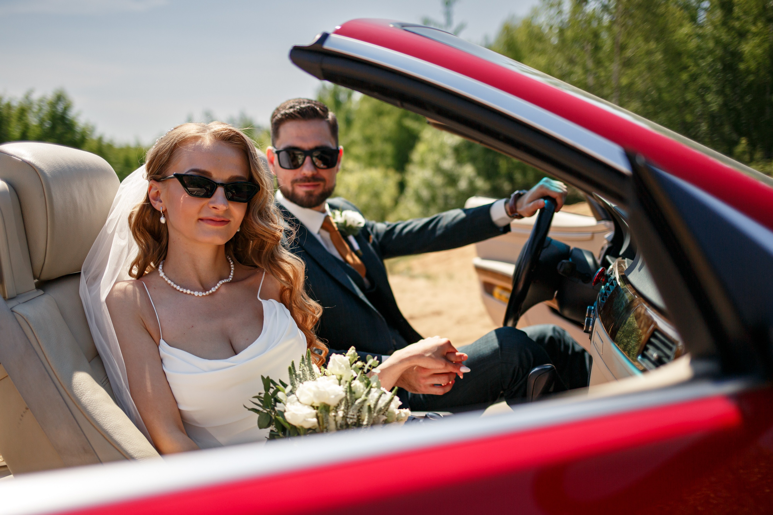 Свадебная фотосессия с кабриолетом и в загородном клубе Artiland. Свадебный фотограф Москва и МО Сергей Киржаев