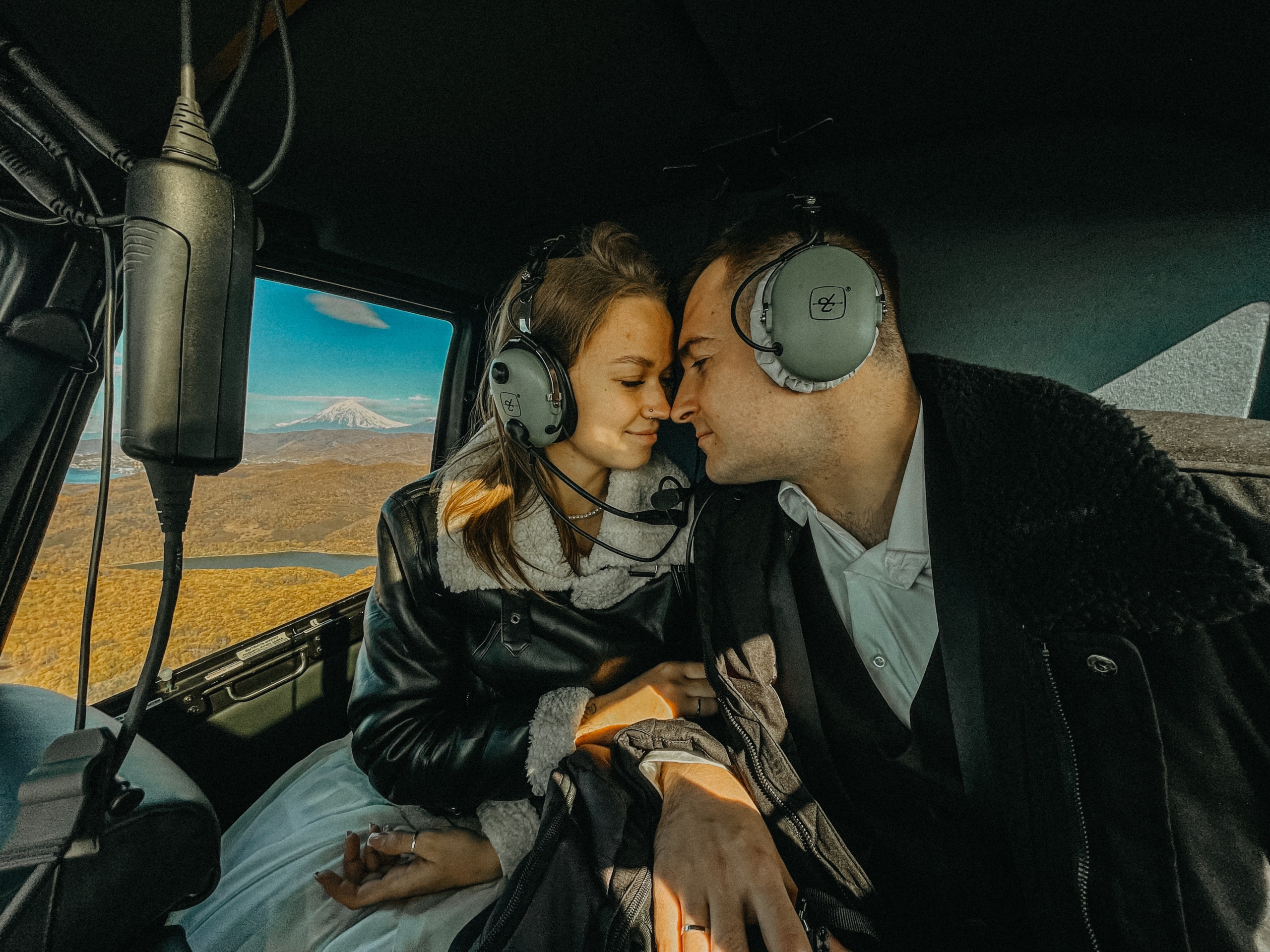 Вертолетный полет Бухта Жировая. Свадебное фото и видео на Камчатке. Туристические маршруты