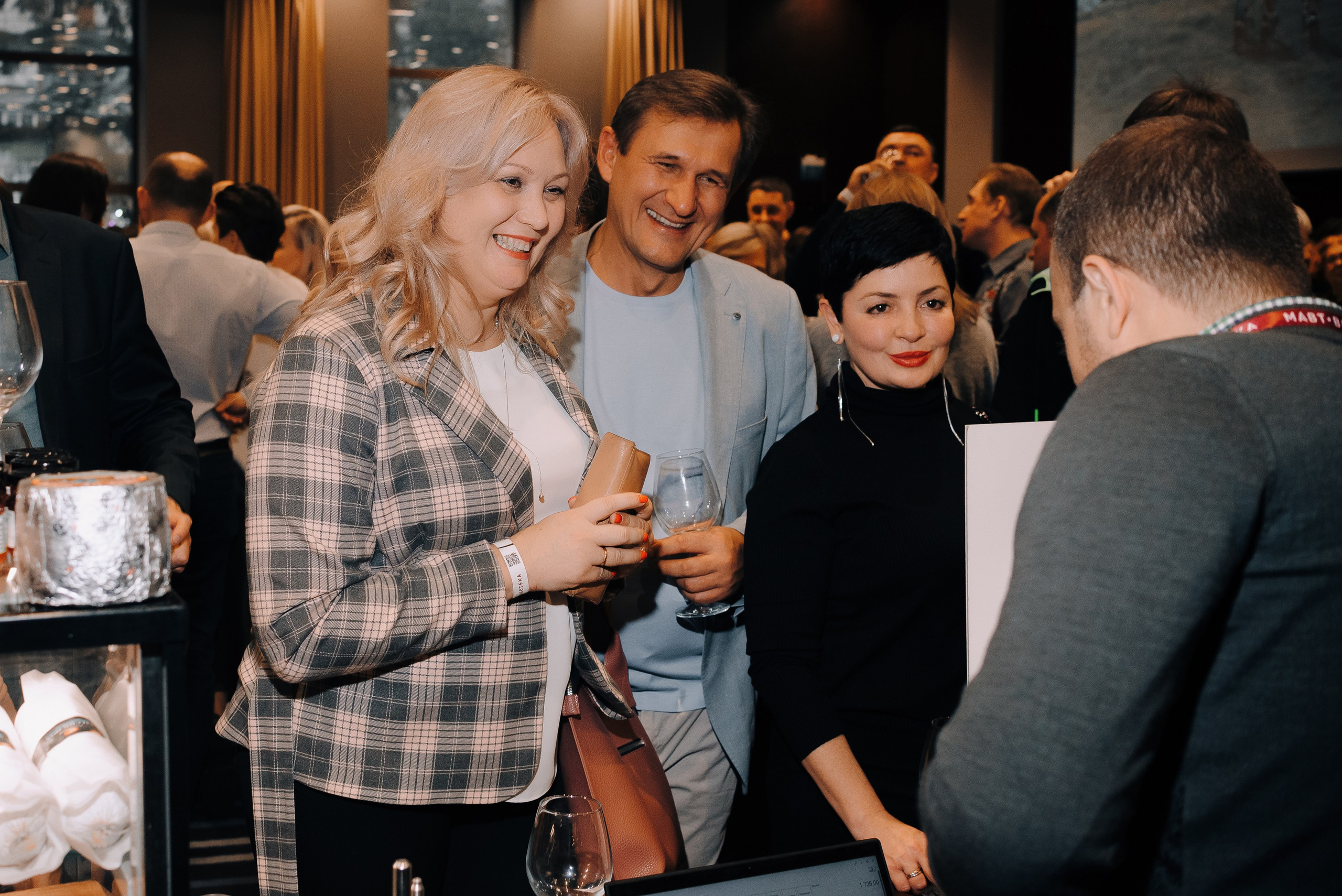 ФЕСТИВАЛЬ ВИНА И КРЕПКИХ НАПИТКОВ МАВТ-ВИНОТЕКА. Репортажный фотограф Зуев Роман г. Челябинск