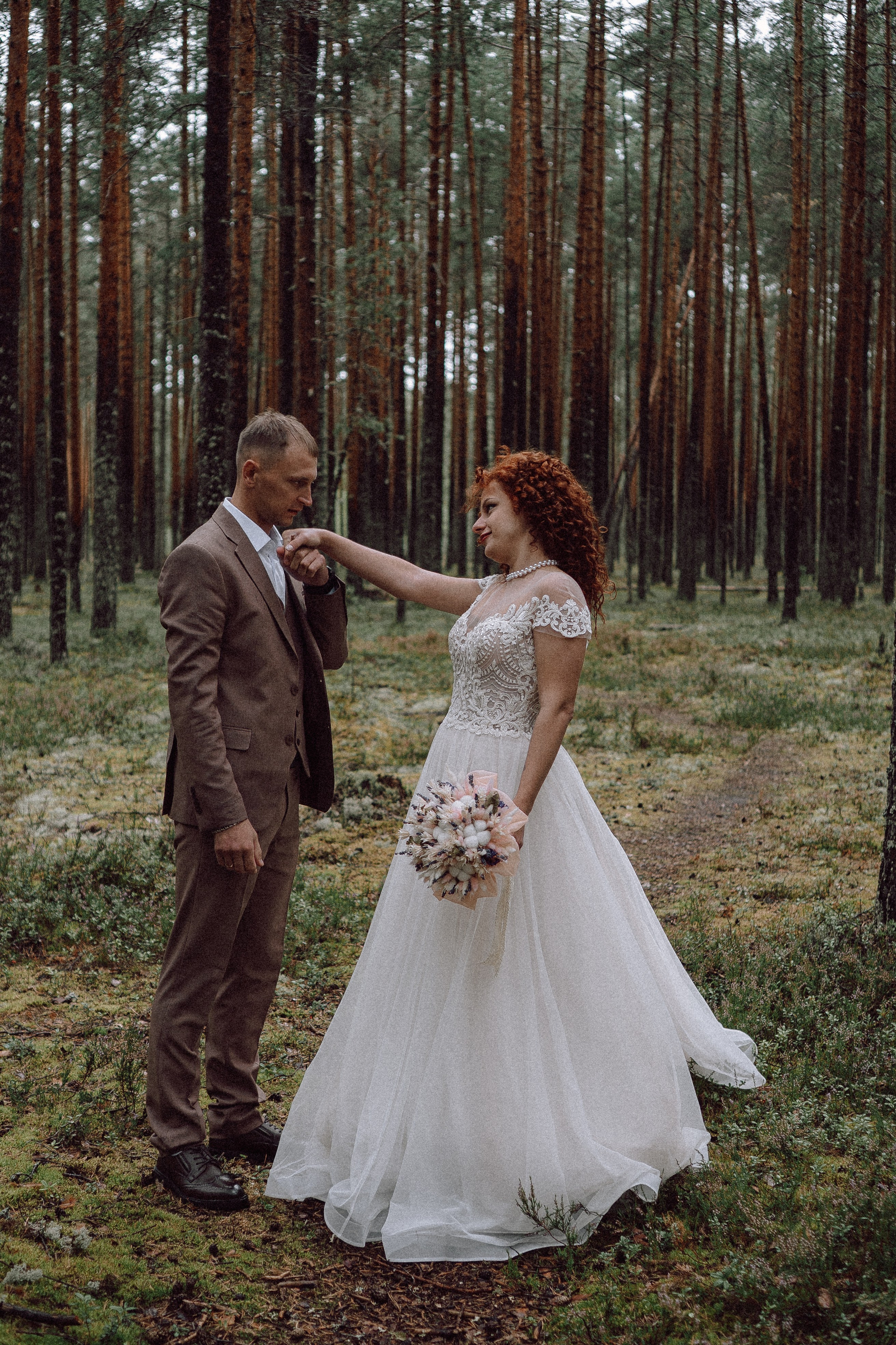 СВАДЕБНАЯ ФОТОСЕССИИЯ ПАРЫ В ГОРОДЕ ПРИОЗЕРСК В СОСНОВОМ ЛЕСУ И С ПИКАПОМ. Профессиональный фотограф, Санкт-Петербург — Виктория Богомолова