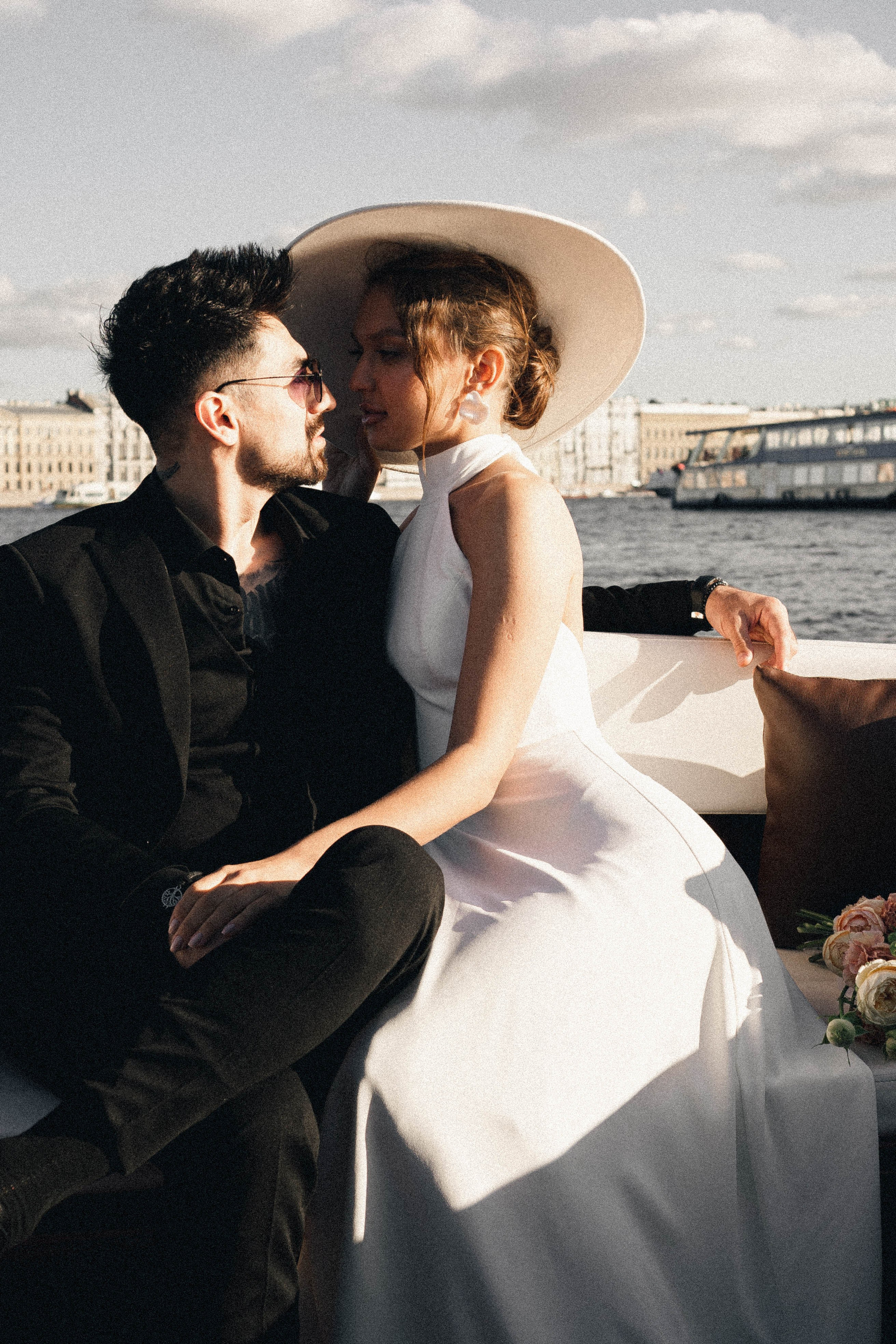 СВАДЕНБНАЯ СЬЕМКА НА КАТЕРЕ ПО КАНАЛАМ САНКТ-ПЕТЕРБУРГА И В АКВАТОРИИ НЕВЫ. Профессиональный фотограф, Санкт-Петербург — Виктория Богомолова