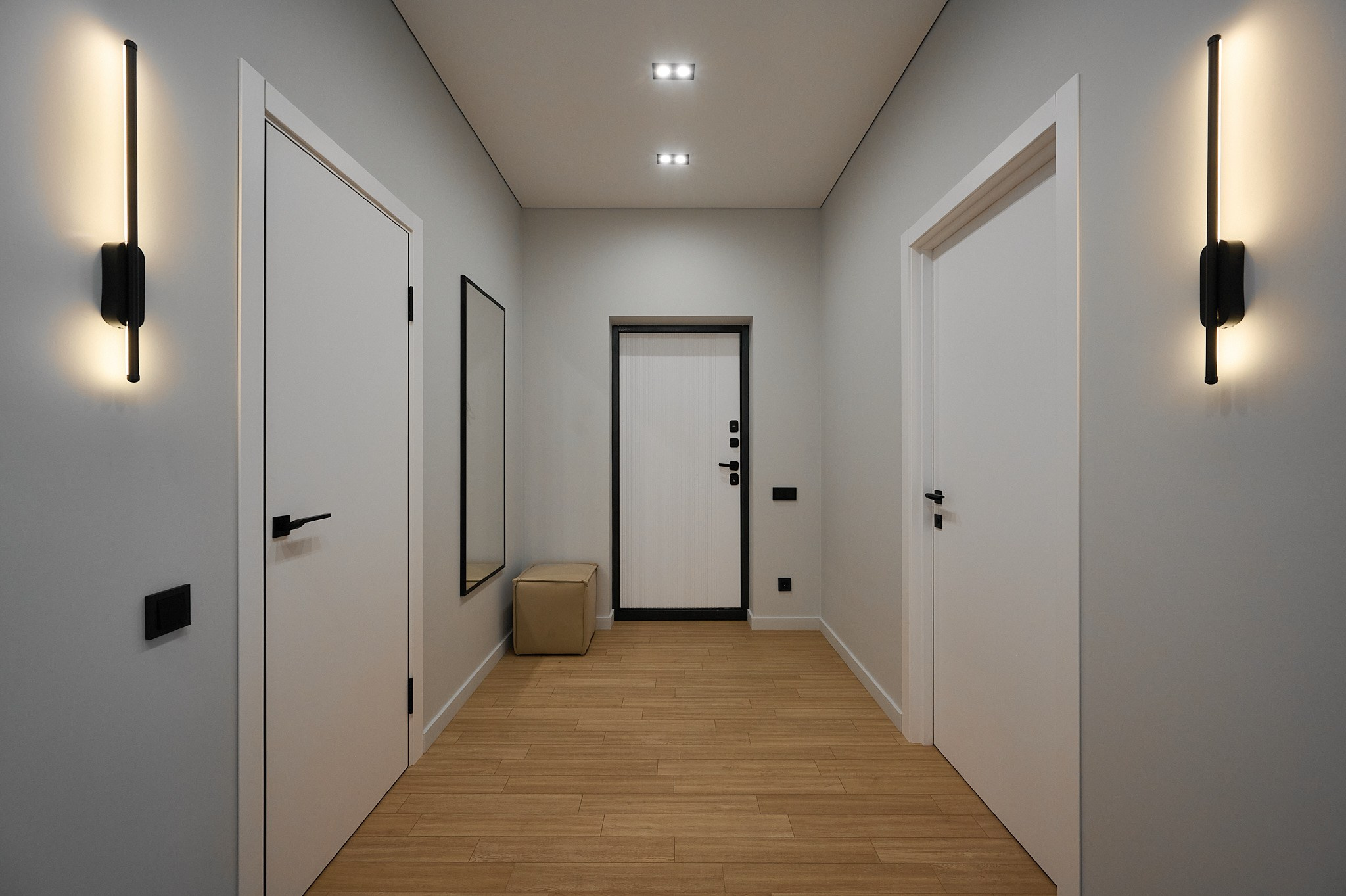 коридор светлые стены белые двери зеркало бежевый пуфик