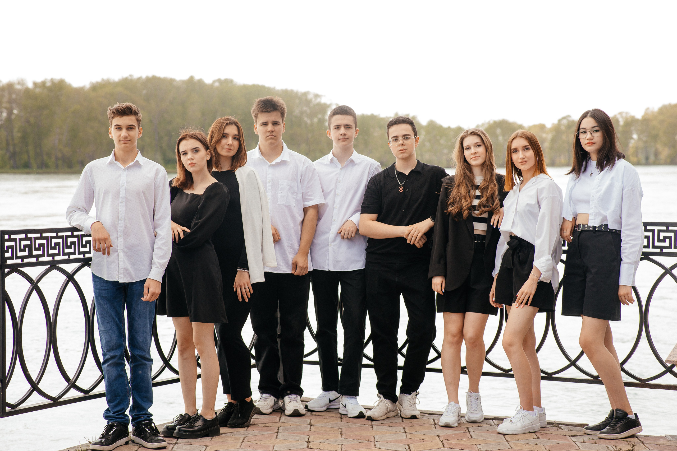 Выпускники Восточно Казахстанской Области на фото съемке выпускного альбома на набережной