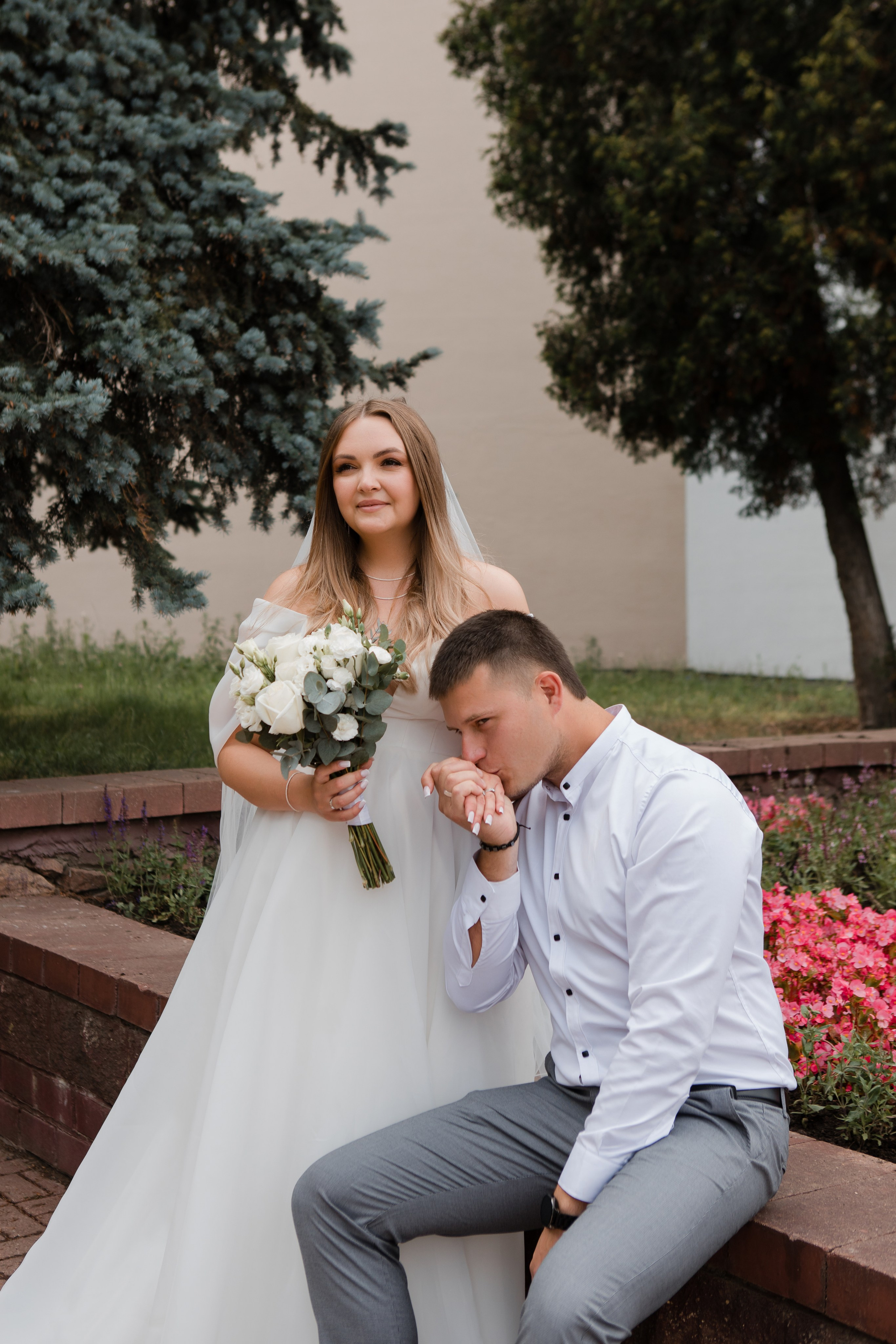 Отдел ЗАГС Администрации Фрунзенского района. Видеосъемка и фотосъемка свадеб. Фотограф и оператор на свадьбу. Видеосъемка подкастов, собственная видео-фотостудии. Предметная фотосъемка