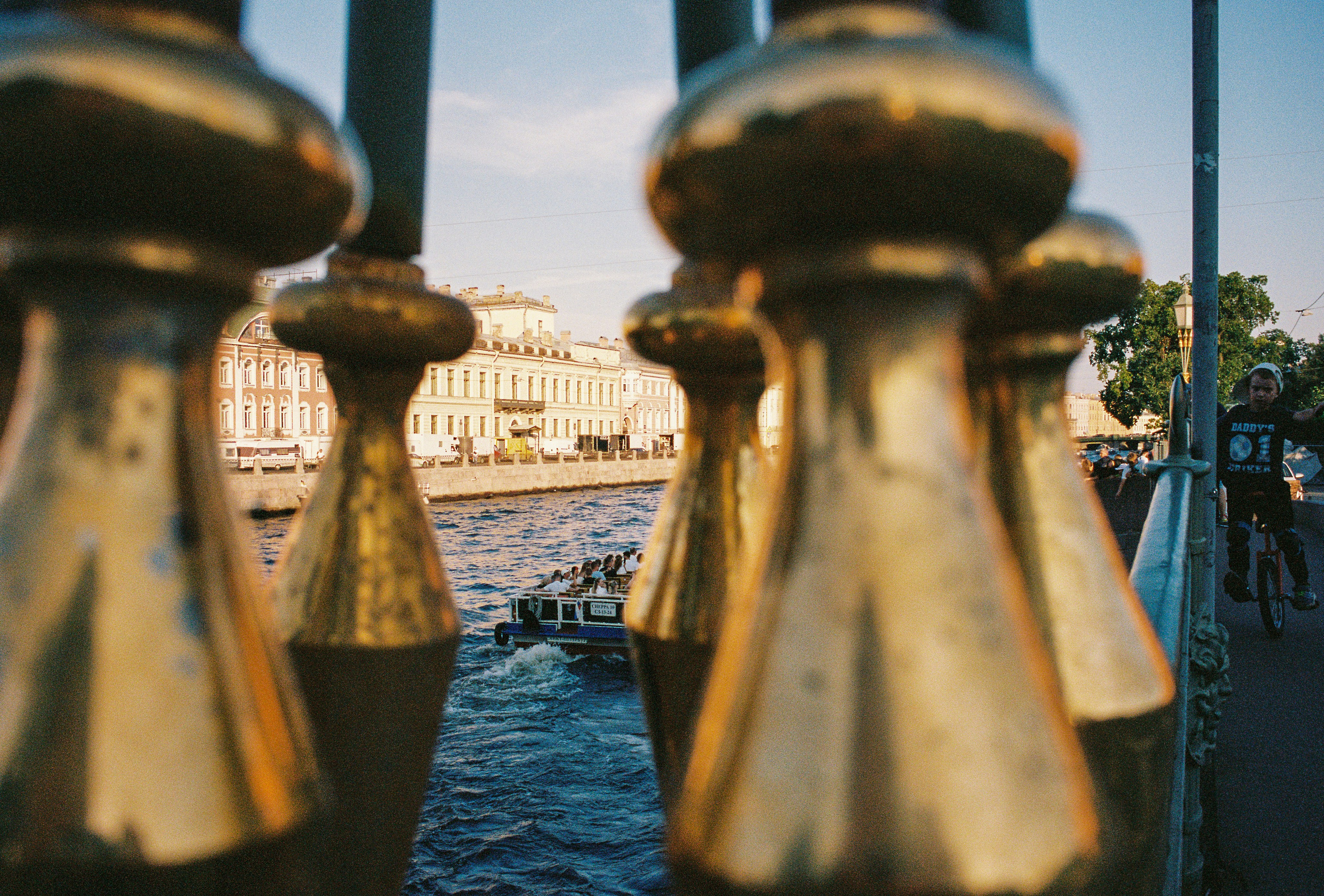 Золотые элементы украшения моста на реке Мойке в Санкт-Петербурге