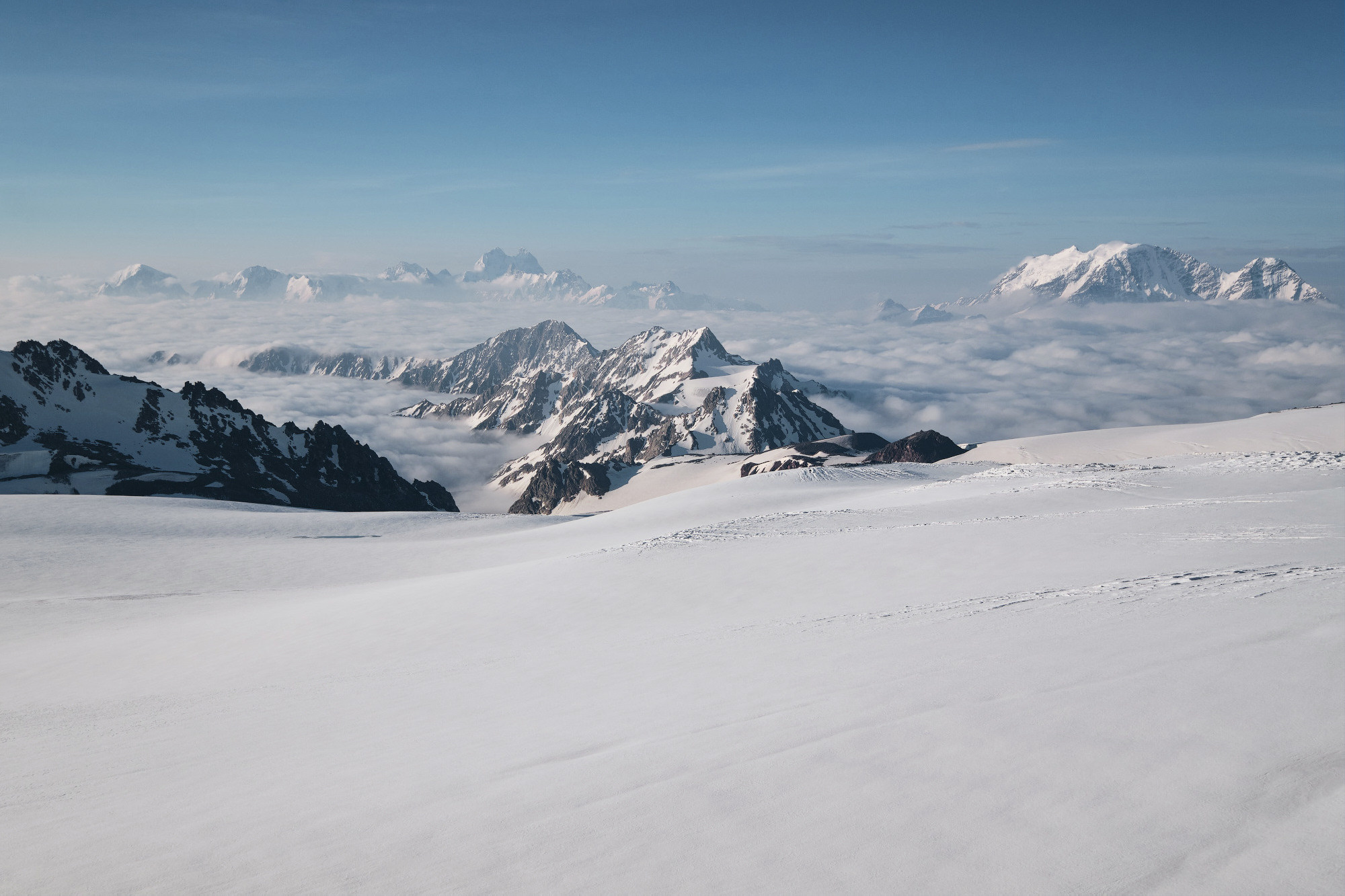 Эльбрус с востока. Июнь 2019 года. Репортажный фотограф Дмитрий Литвинский. Минск, Беларусь, мир
