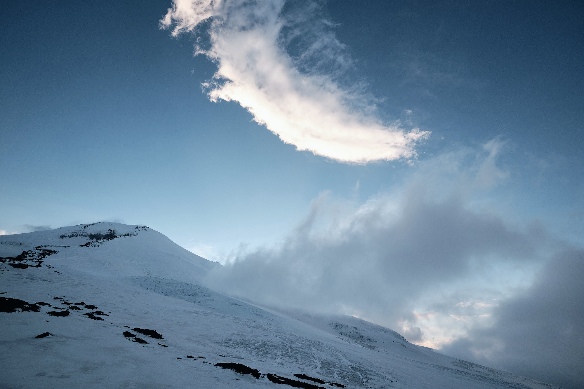 Эльбрус с востока. Июнь 2019 года. Репортажный фотограф Дмитрий Литвинский. Минск, Беларусь, мир