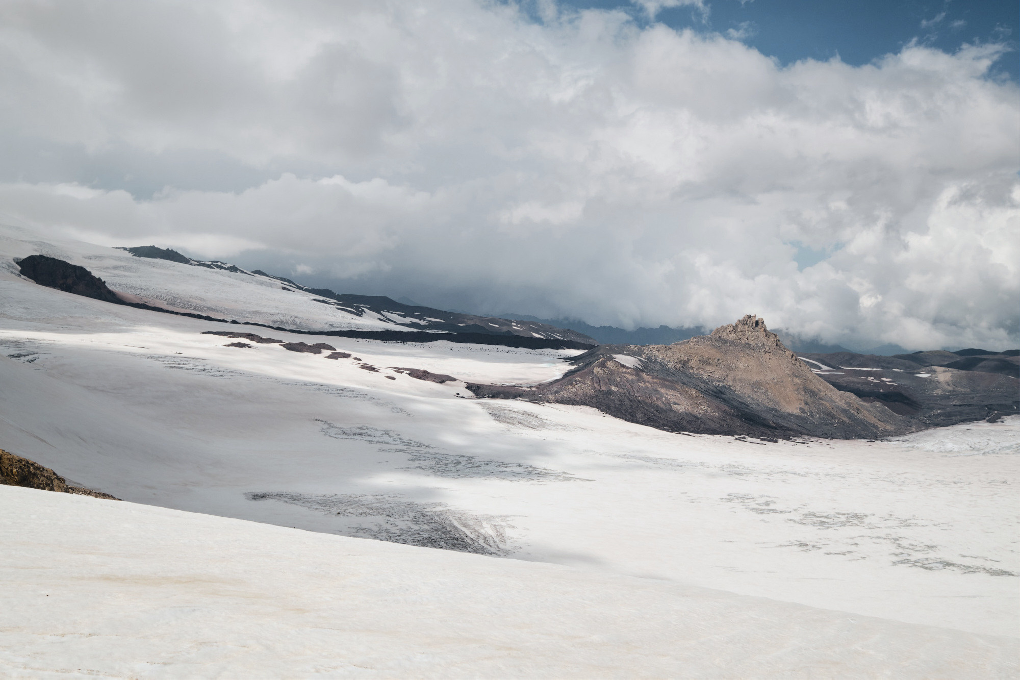 Эльбрус с востока. Июнь 2019 года. Репортажный фотограф Дмитрий Литвинский. Минск, Беларусь, мир
