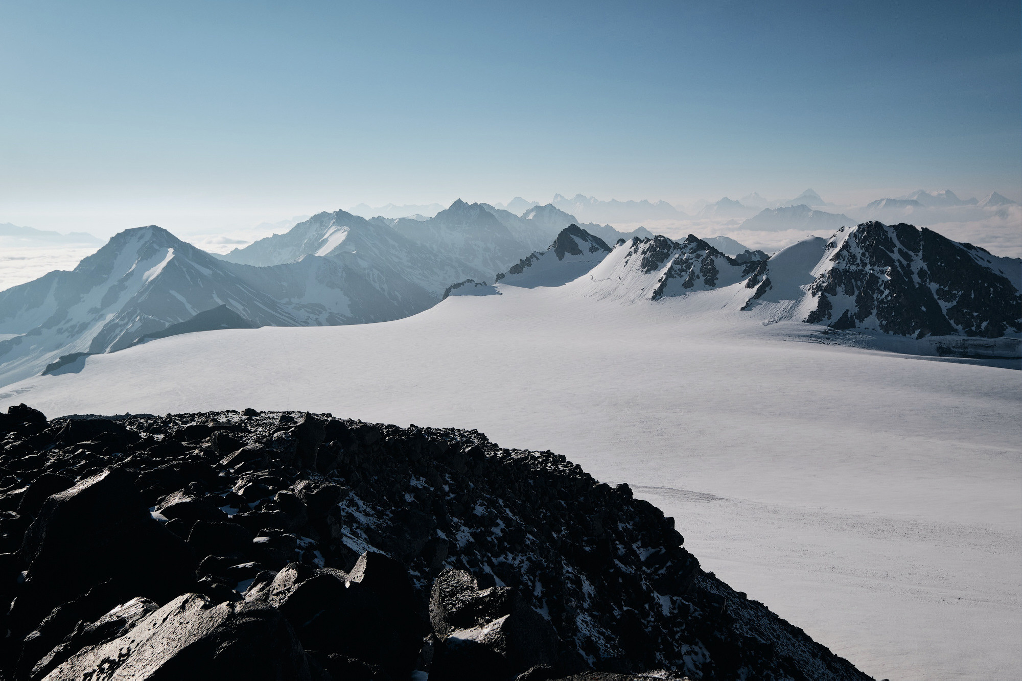 Эльбрус с востока. Июнь 2019 года. Репортажный фотограф Дмитрий Литвинский. Минск, Беларусь, мир
