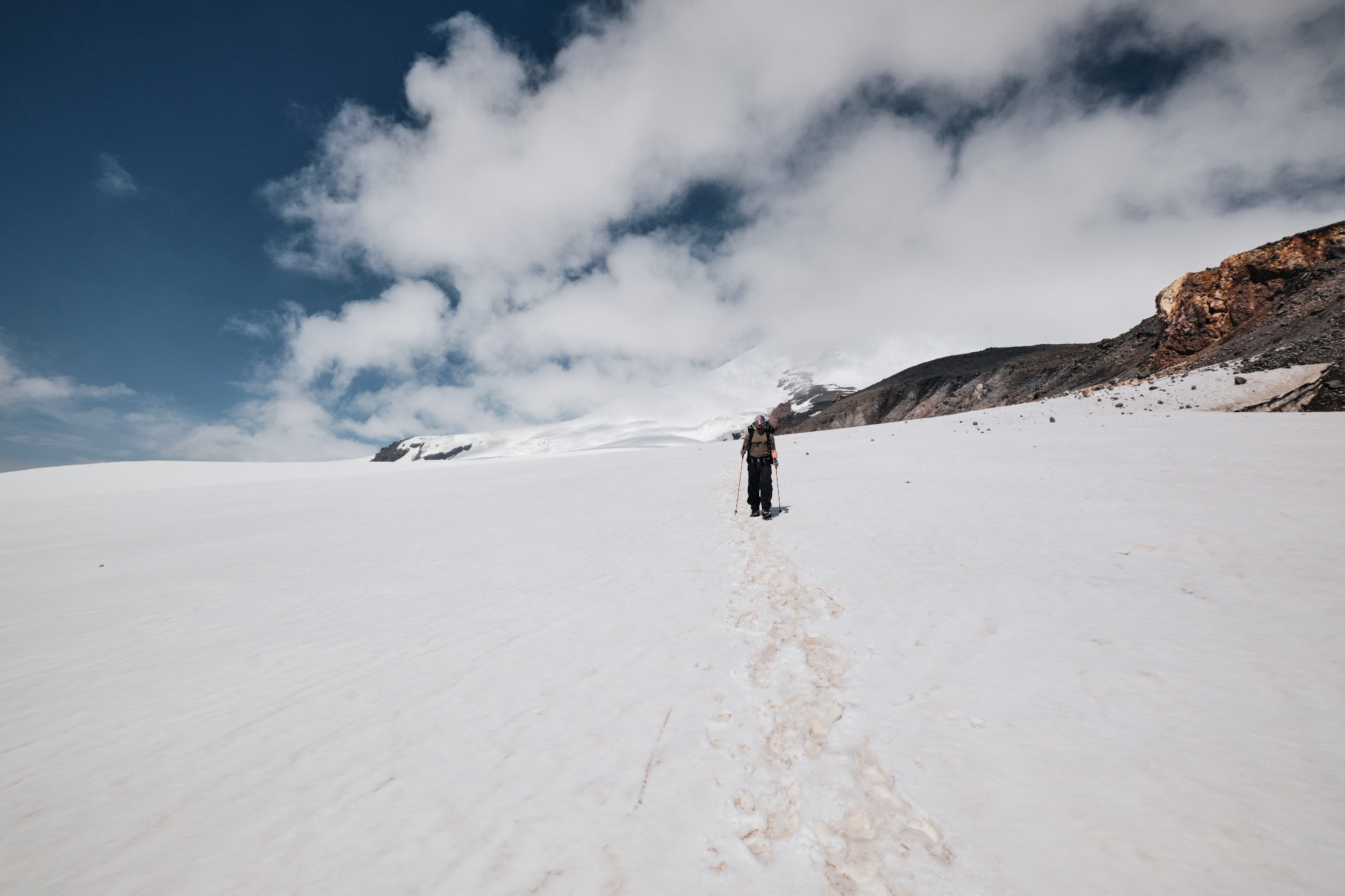 Эльбрус с востока. Июнь 2019 года. Репортажный фотограф Дмитрий Литвинский. Минск, Беларусь, мир