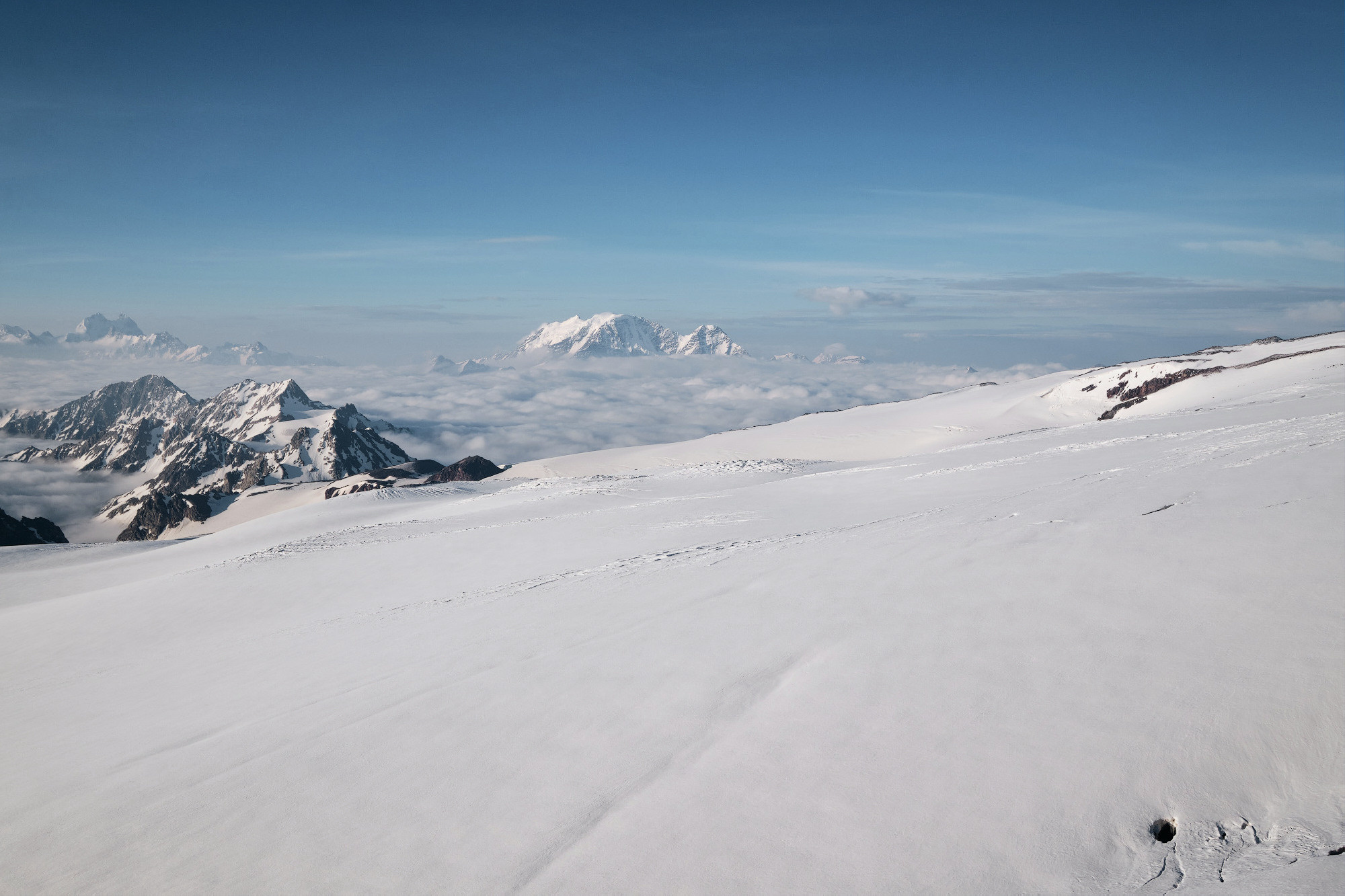 Эльбрус с востока. Июнь 2019 года. Репортажный фотограф Дмитрий Литвинский. Минск, Беларусь, мир