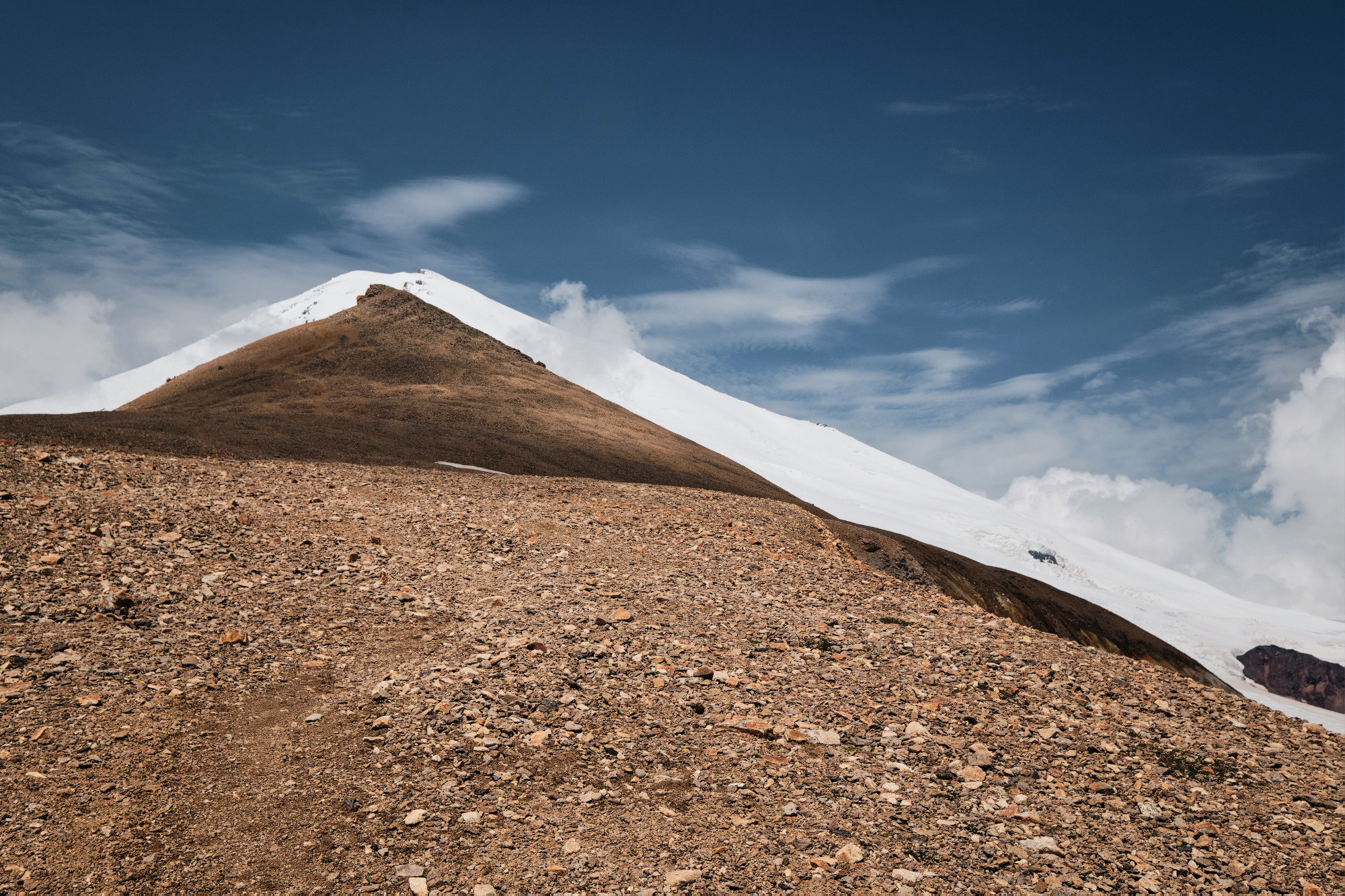 Эльбрус с востока. Июнь 2019 года. Репортажный фотограф Дмитрий Литвинский. Минск, Беларусь, мир