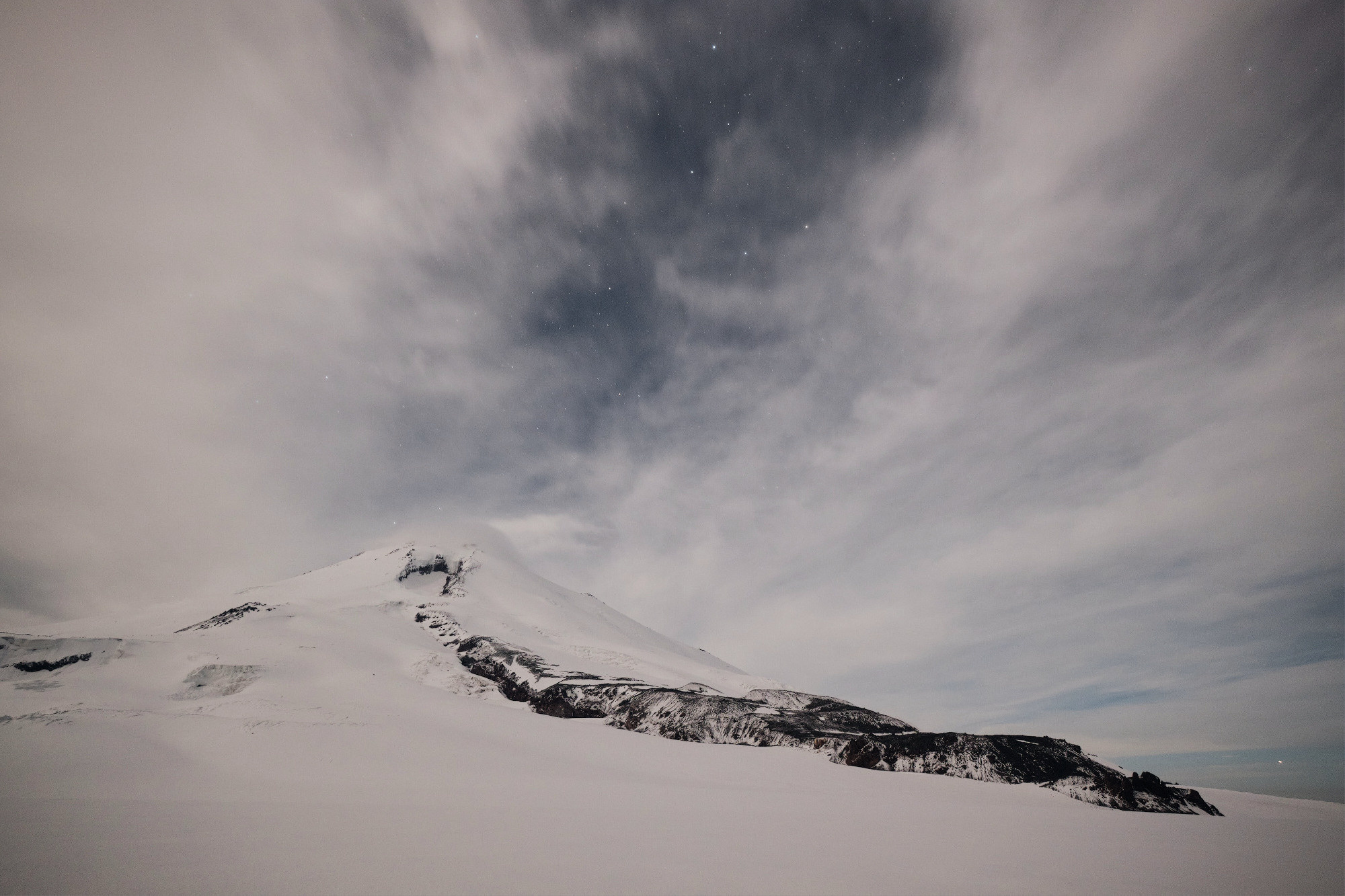 Эльбрус с востока. Июнь 2019 года. Репортажный фотограф Дмитрий Литвинский. Минск, Беларусь, мир