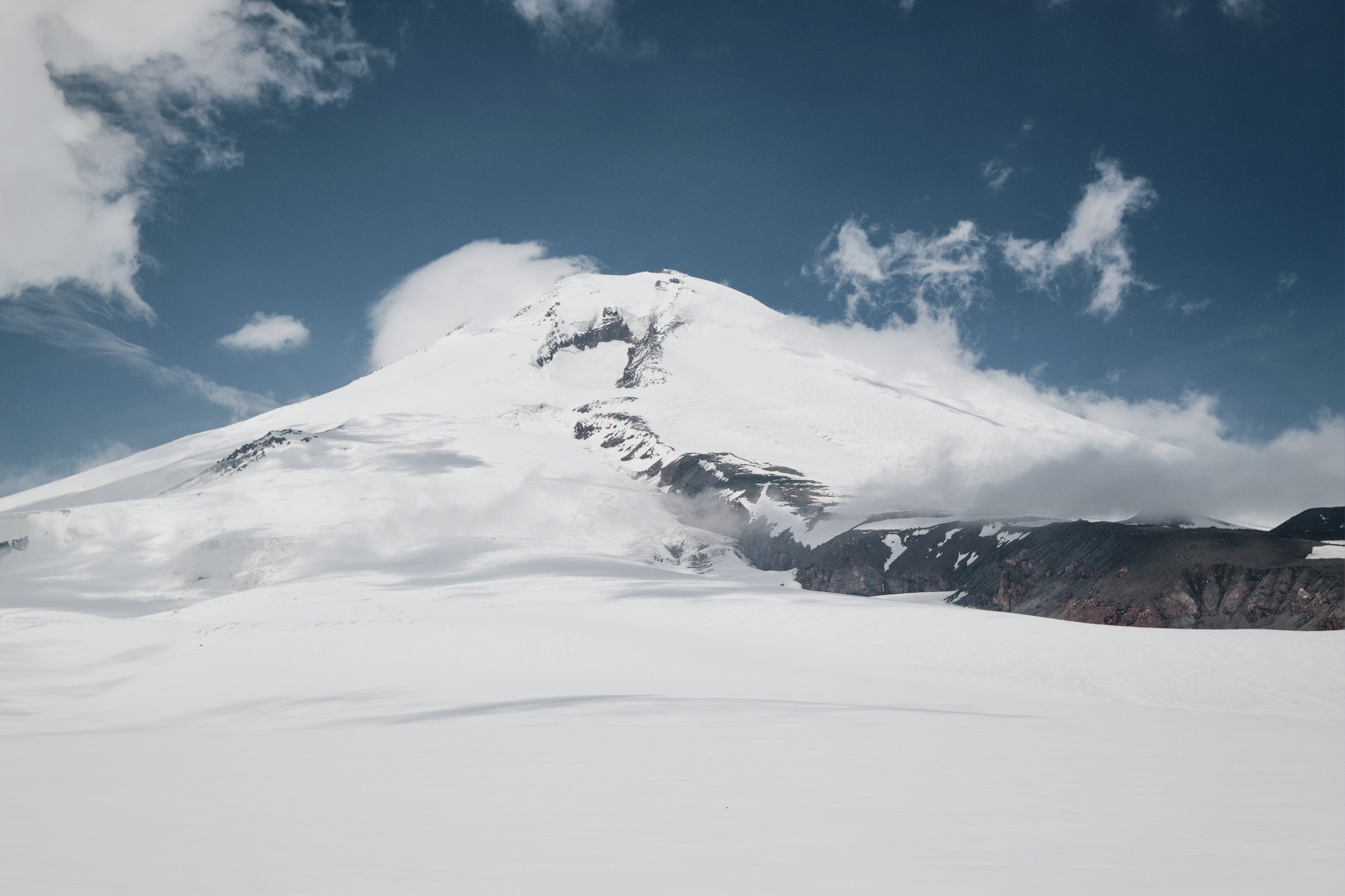 Эльбрус с востока. Июнь 2019 года. Репортажный фотограф Дмитрий Литвинский. Минск, Беларусь, мир