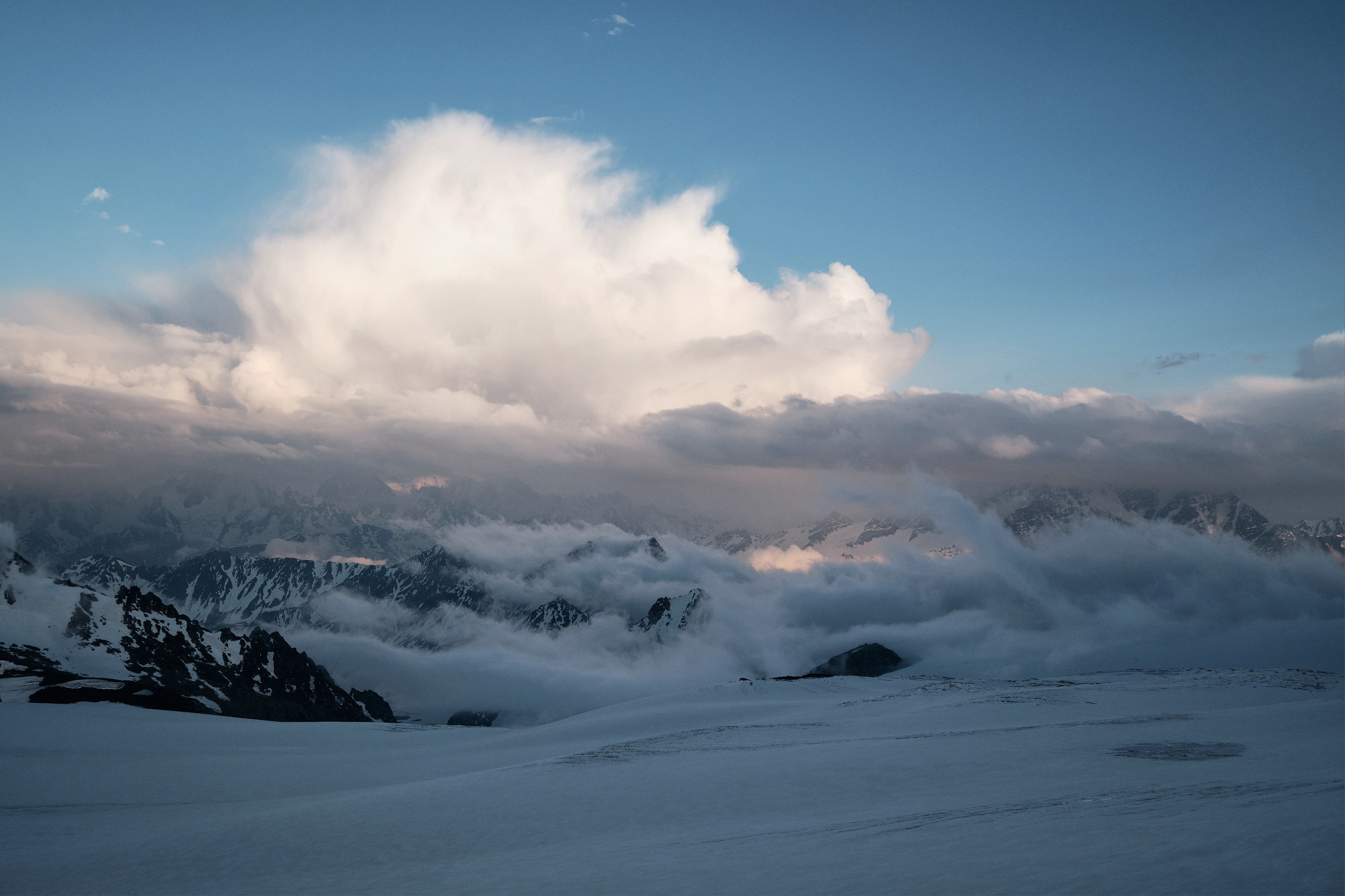 Эльбрус с востока. Июнь 2019 года. Репортажный фотограф Дмитрий Литвинский. Минск, Беларусь, мир