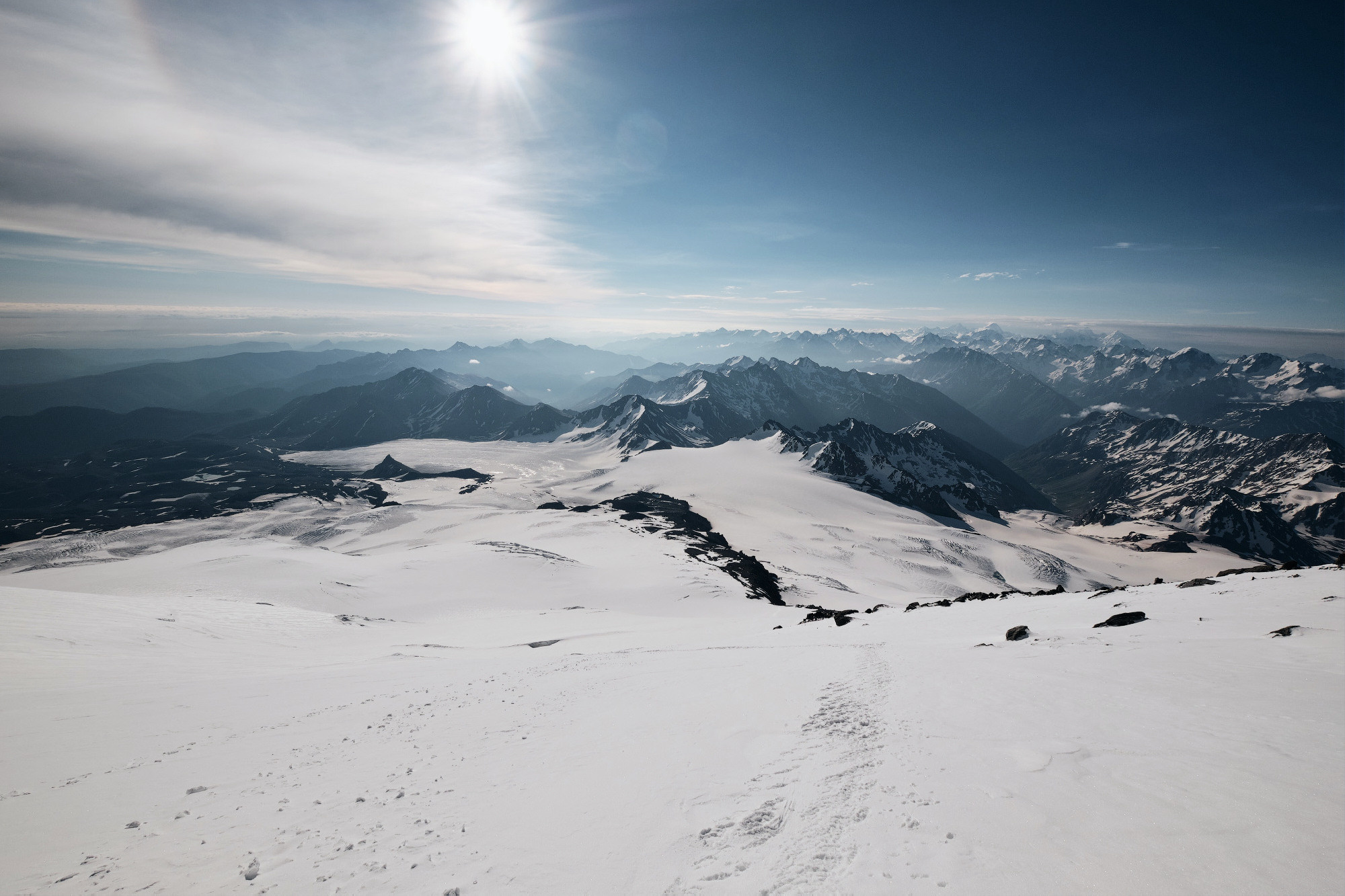 Эльбрус с востока. Июнь 2019 года. Репортажный фотограф Дмитрий Литвинский. Минск, Беларусь, мир