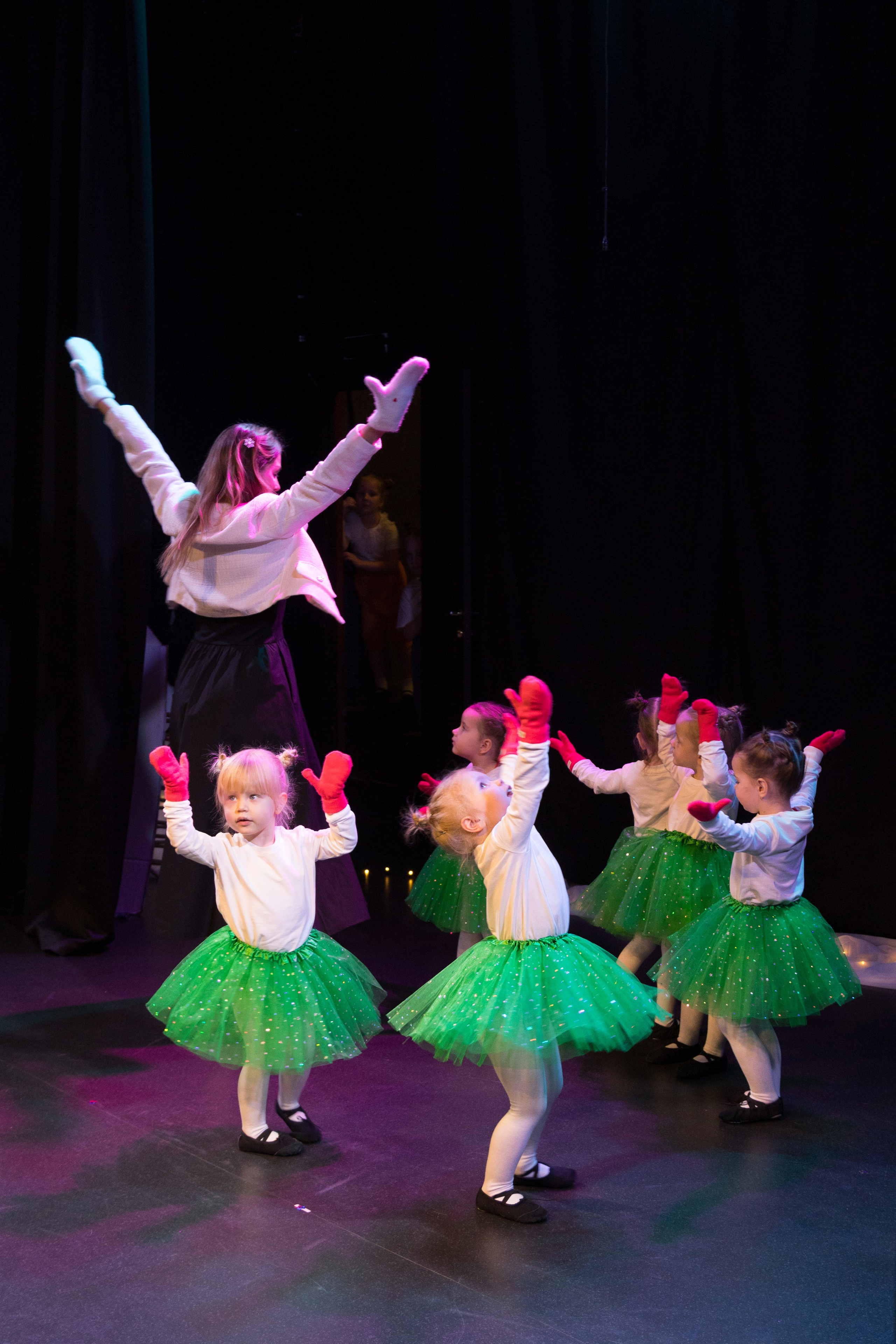 Отчетный танцевальный концерт детей 2-7 лет. Детский и контент фотограф Надя Волкова Санкт-Петербург