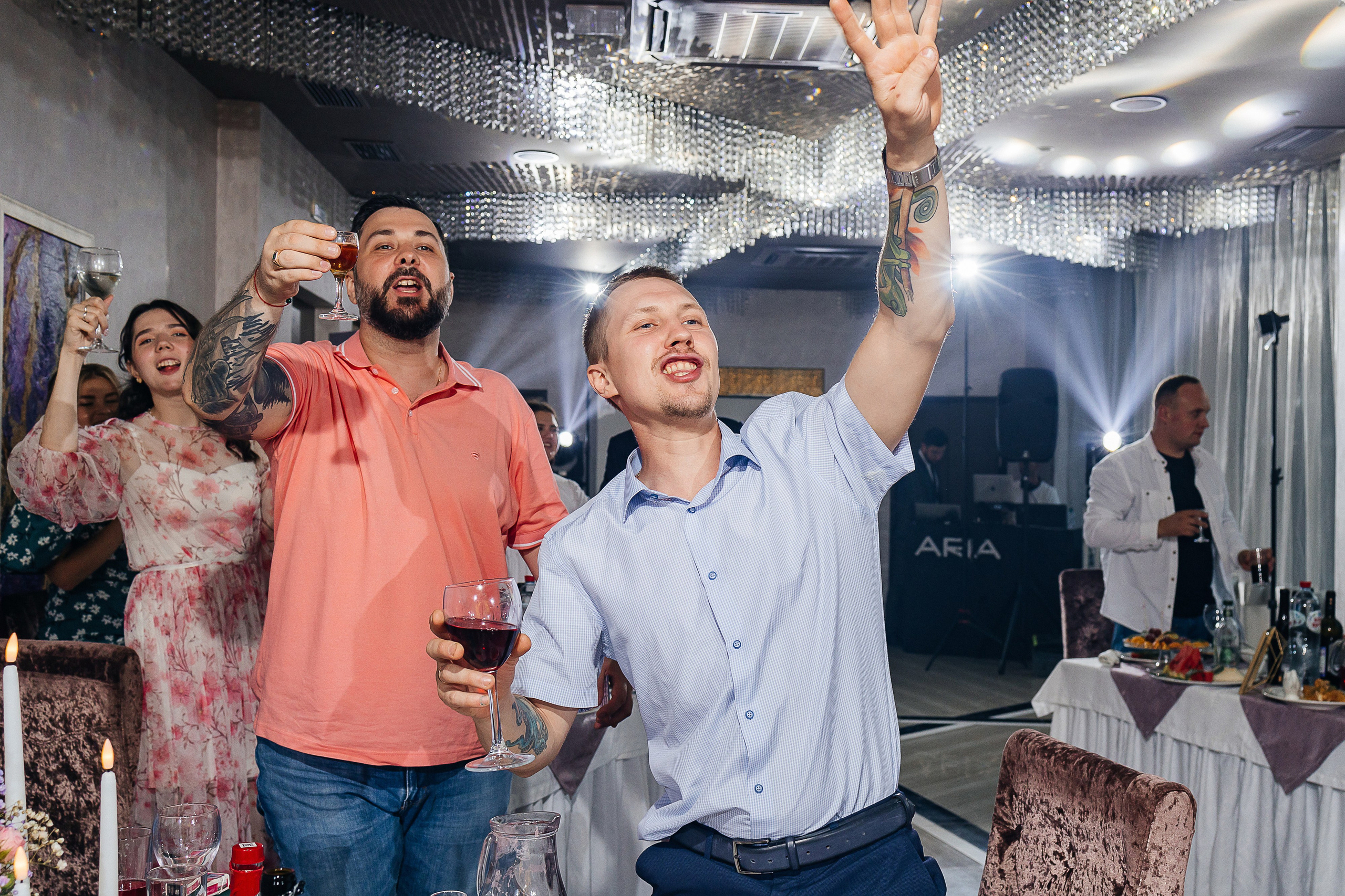 Свадебная фотосессия пары в номере отеля. Олег Сверчков | Свадебный фотограф Вологда